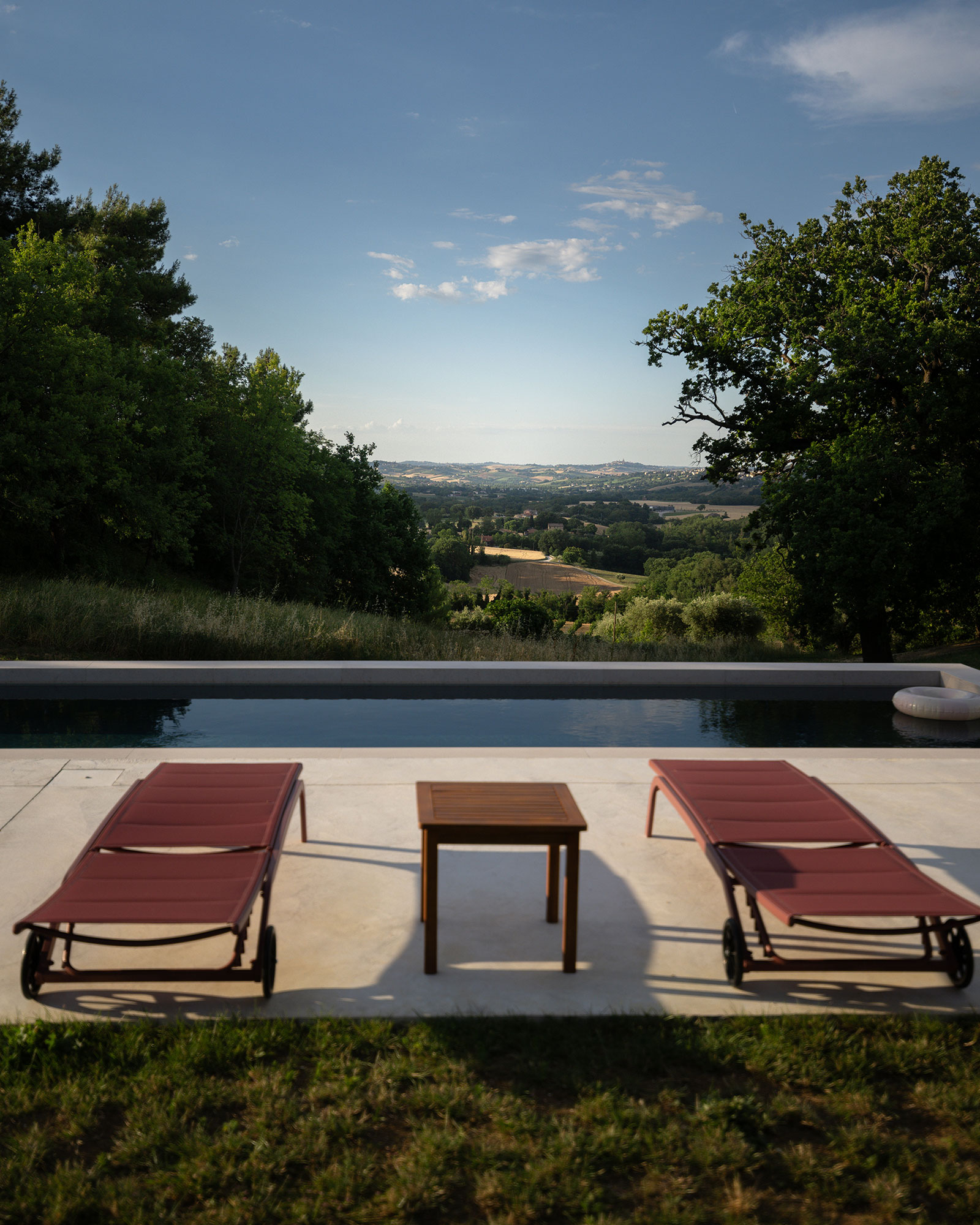 casa-fugiano_farmhouse_marche-italy_exterior-pool-view.jpg