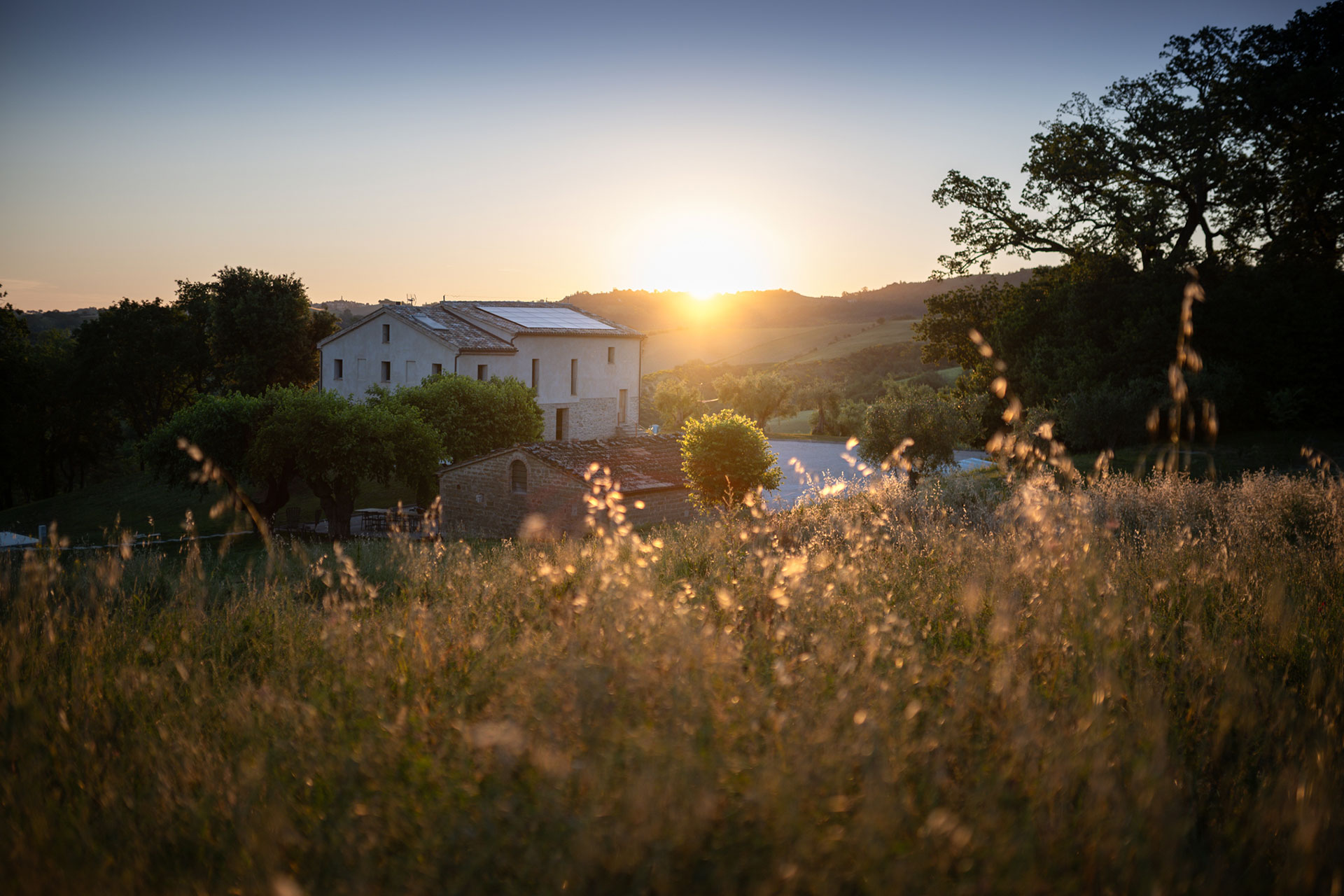 casa-fugiano_farmhouse_marche-italy_exterior-sunset.jpg
