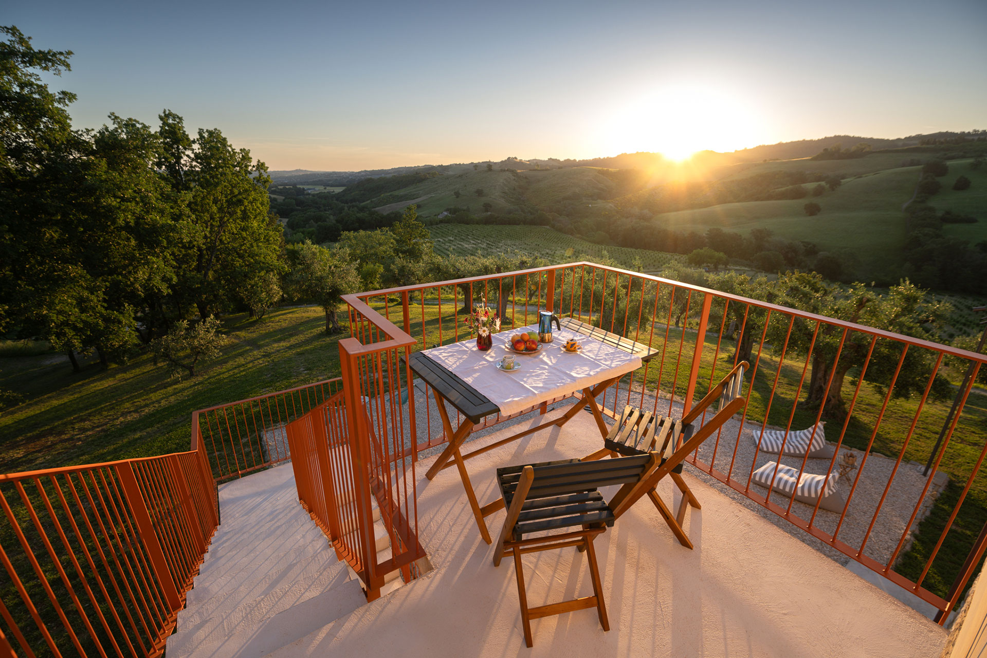 casa-fugiano_farmhouse_marche-italy_exterior-sunset-balcony.jpg