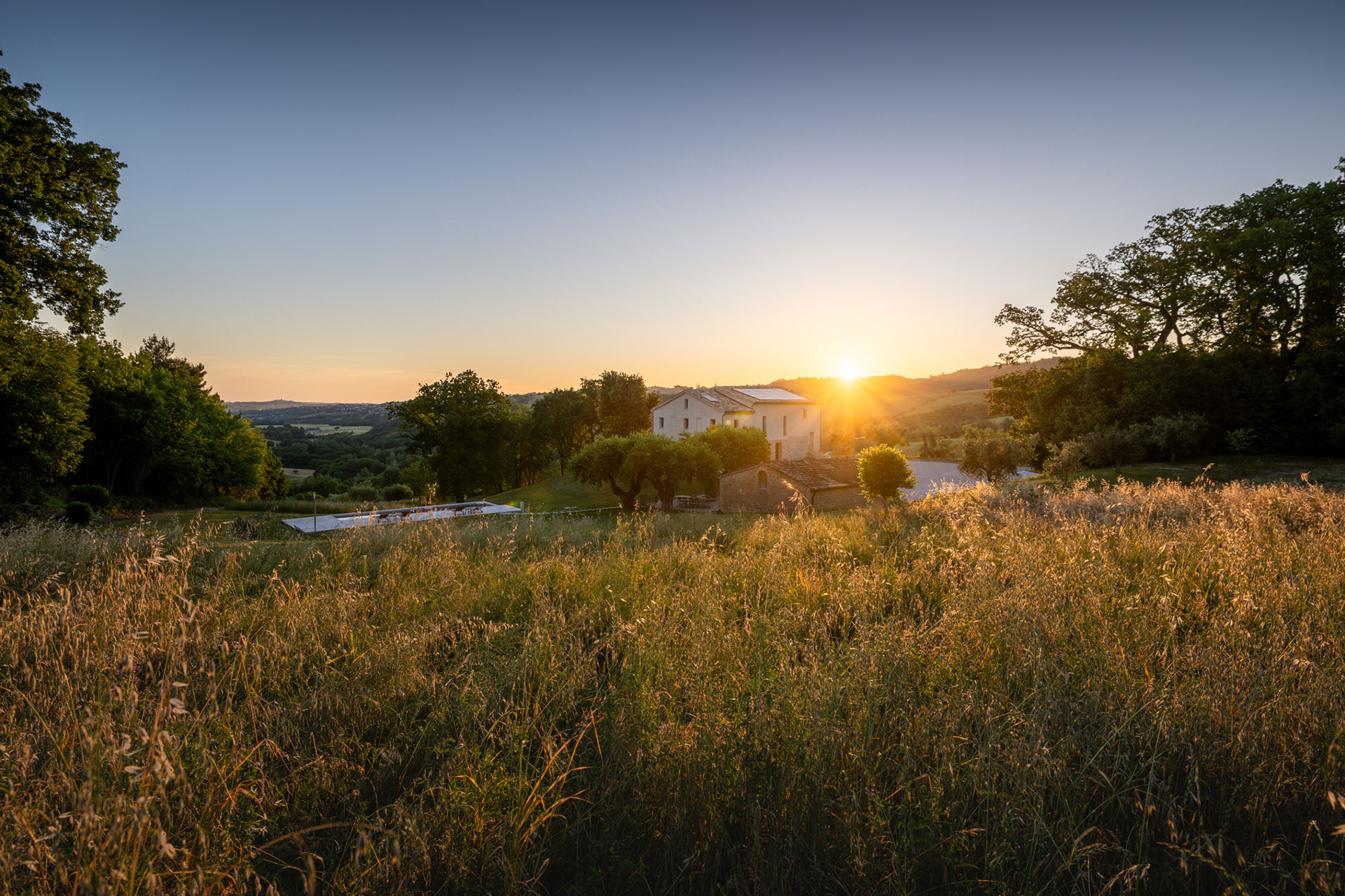 casa-fugiano_farmhouse_marche-italy_exterior-sunset-design.jpg