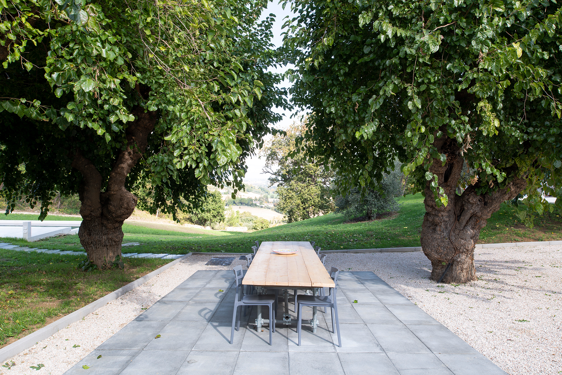casa-fugiano_farmhouse_marche-italy_exterior-table.jpg