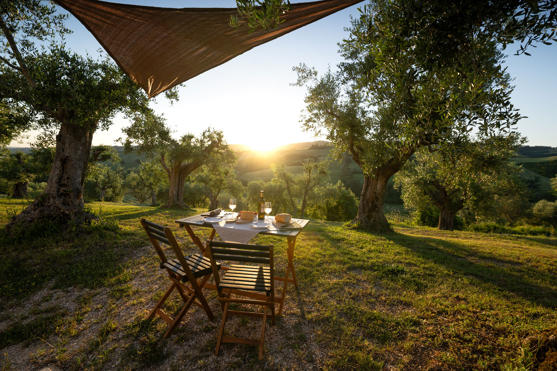 casa-fugiano_farmhouse_marche-italy_exterior-table.jpg