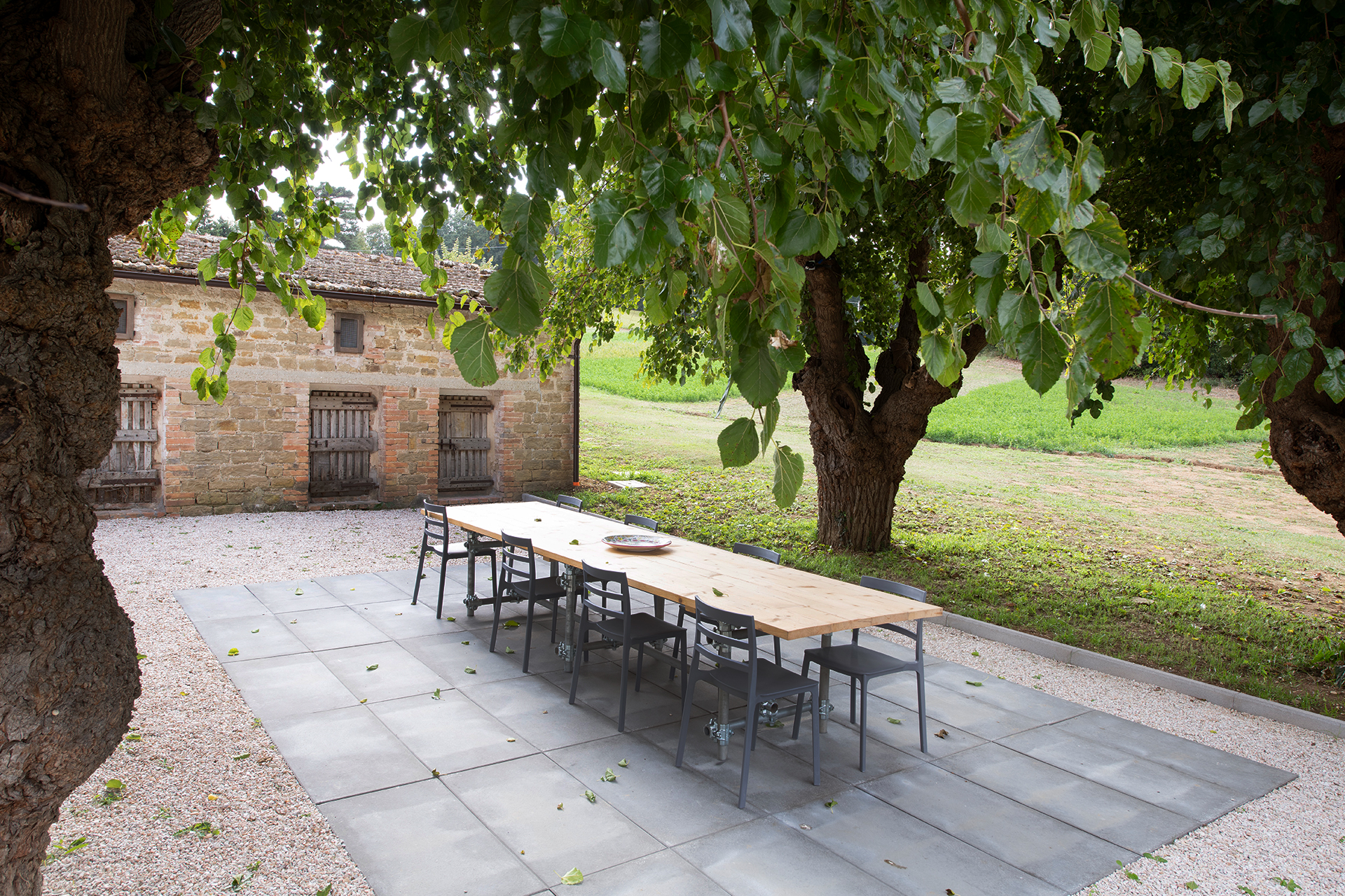 casa-fugiano_farmhouse_marche-italy_exterior-table-terrace.jpg