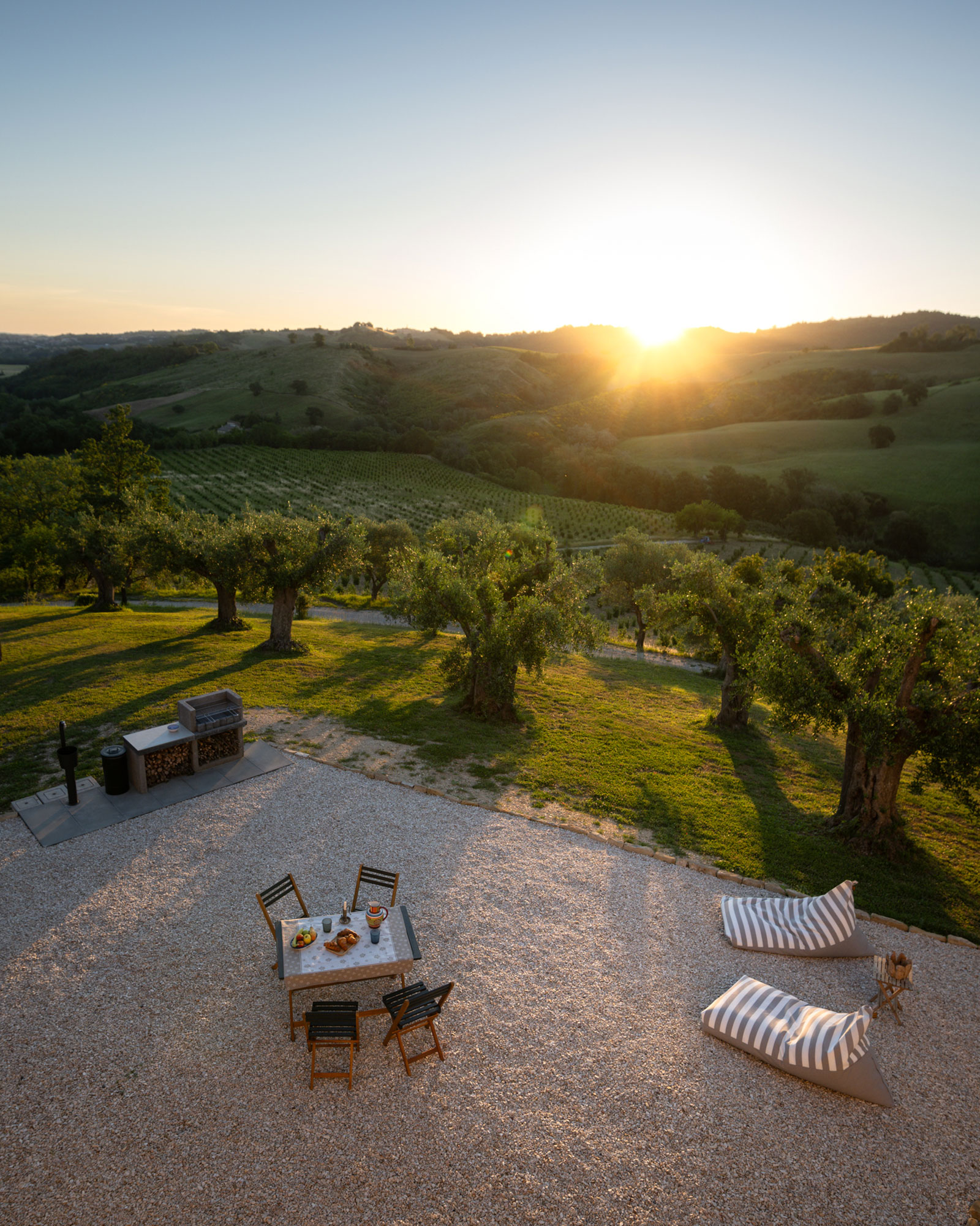 casa-fugiano_farmhouse_marche-italy_exterior-terrace.jpg