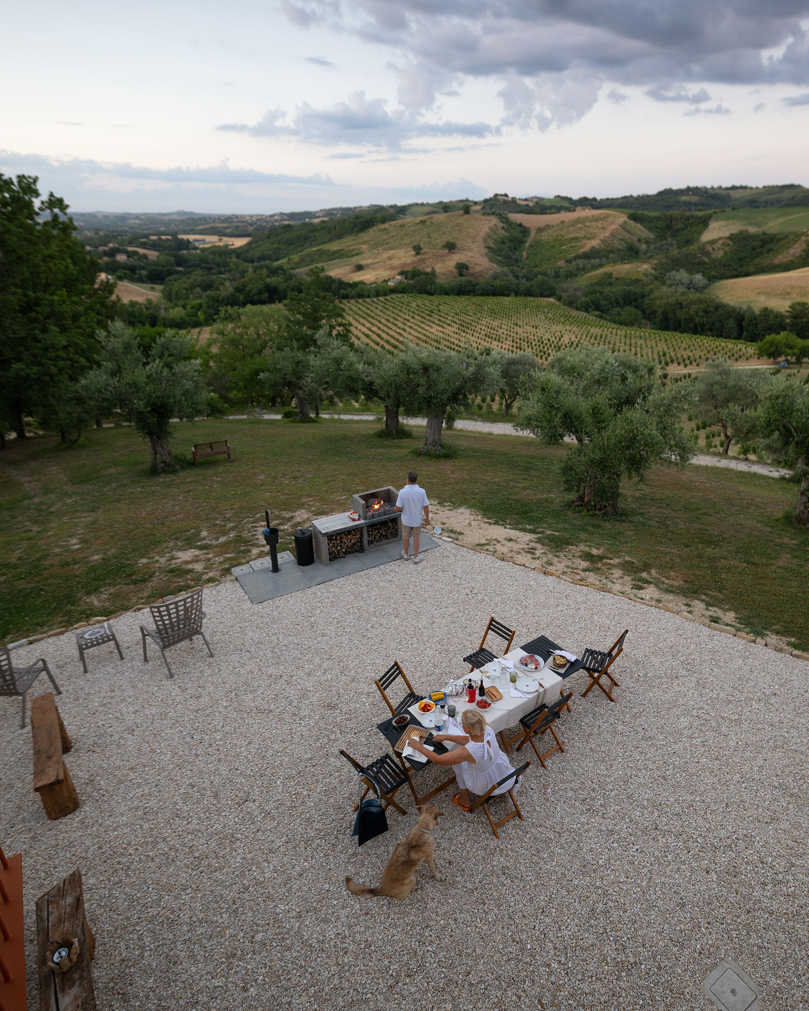 casa-fugiano_farmhouse_marche-italy_exterior-view-table.jpg