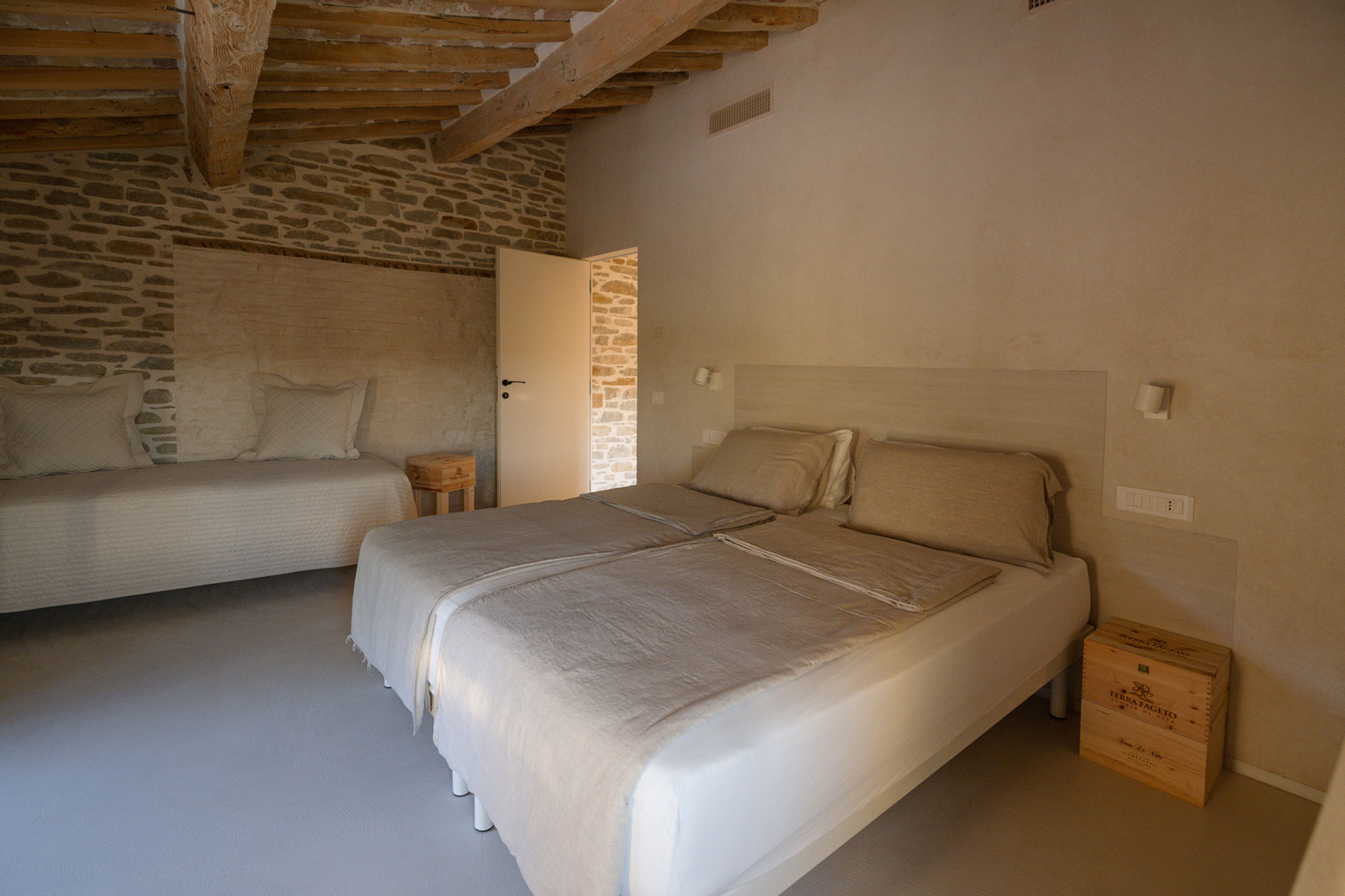 casa-fugiano_farmhouse_marche-italy_interior-bedroom.jpg