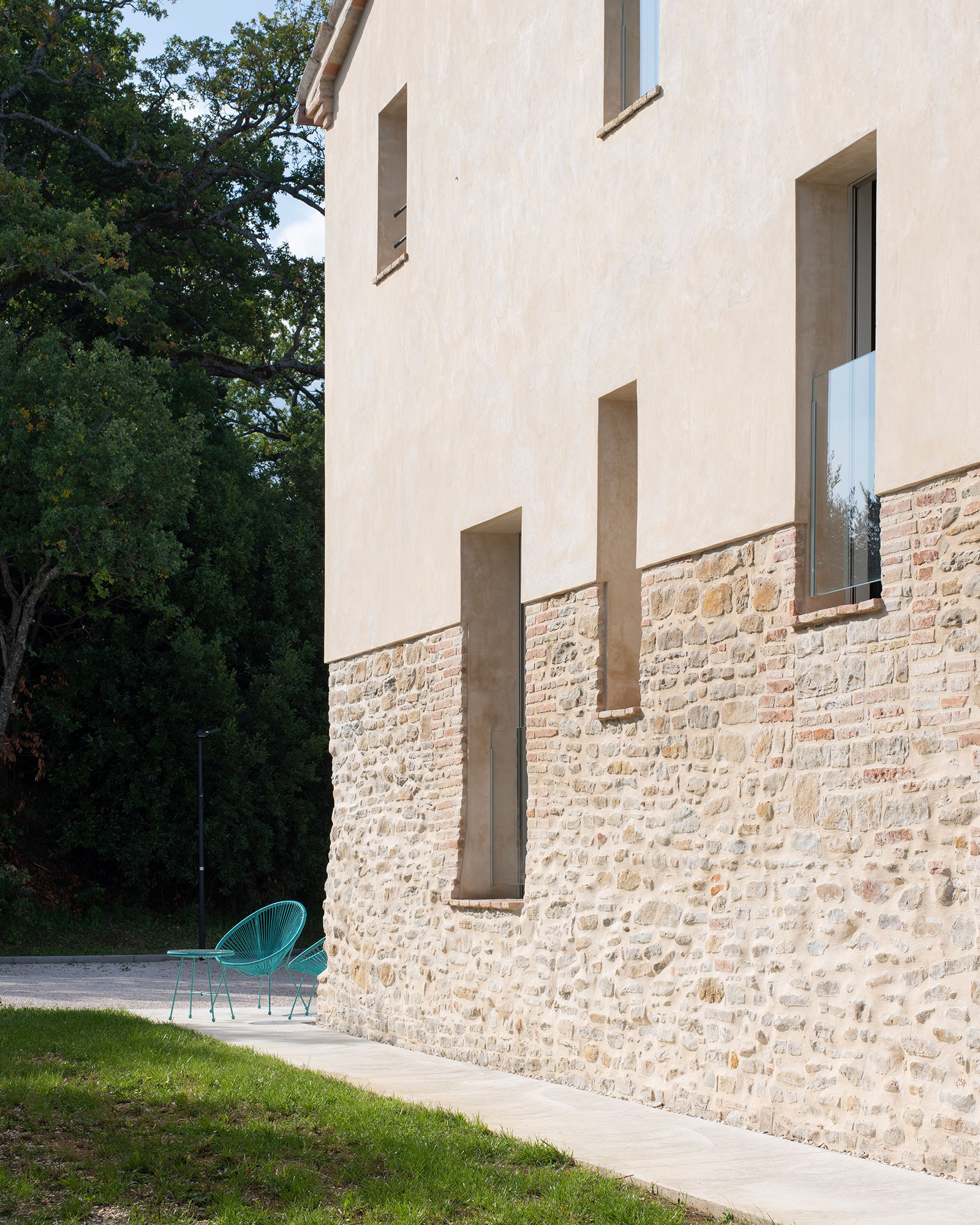 casa-fugiano_farmhouse_marche-italy_terra-exterior-side-detail.jpg
