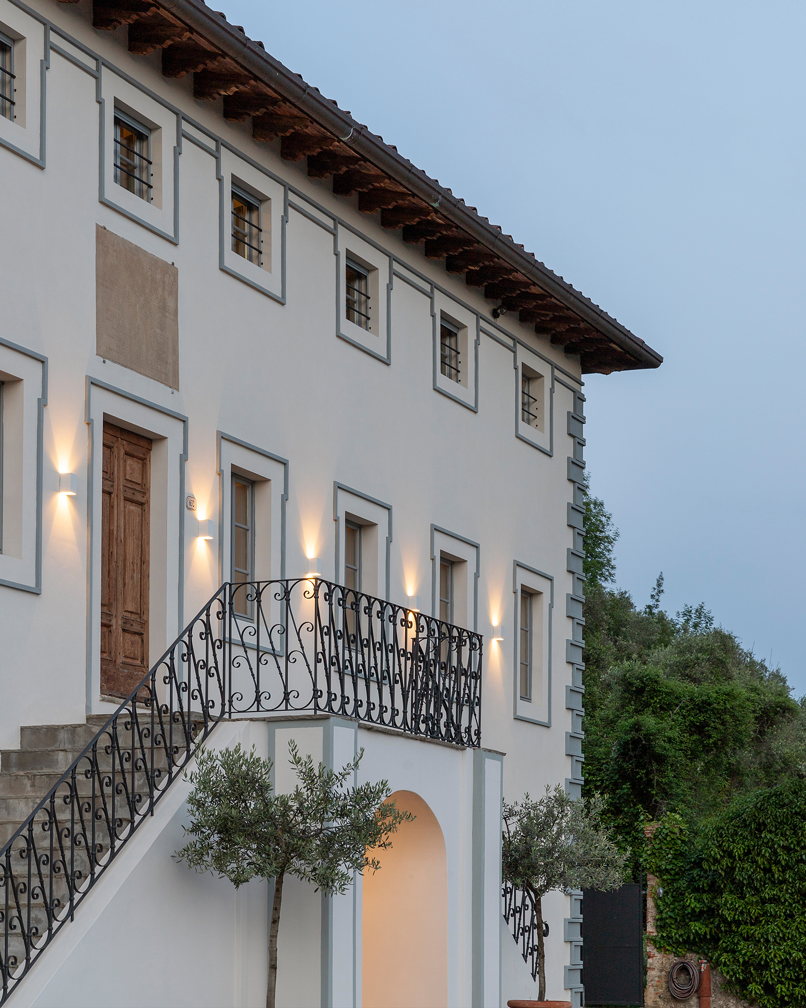 villa-tomeoni_farmhouse_tuscany-italy_exterior-facade-side.jpg