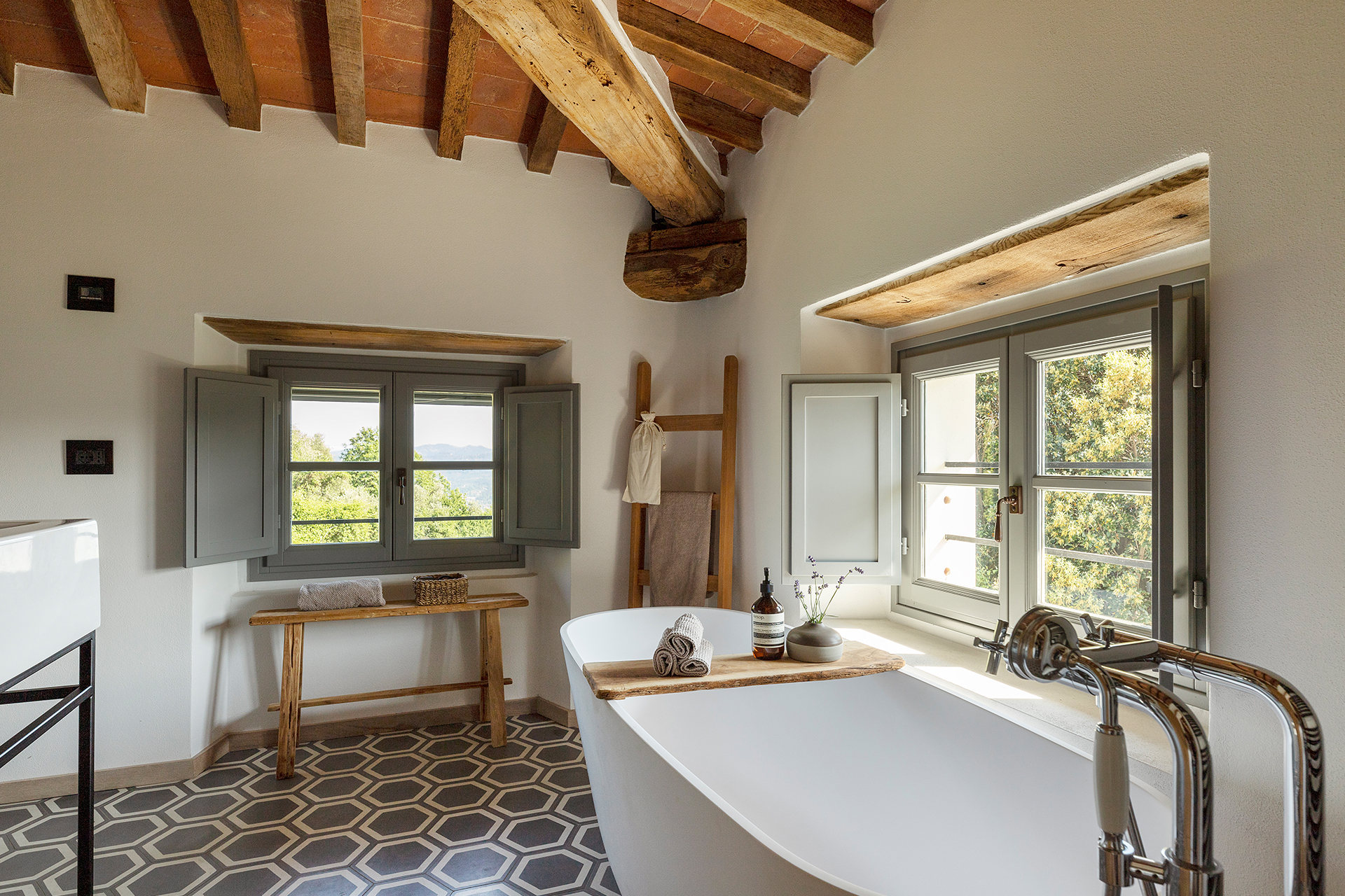 villa-tomeoni_farmhouse_tuscany-italy_interior-bathroom.jpg