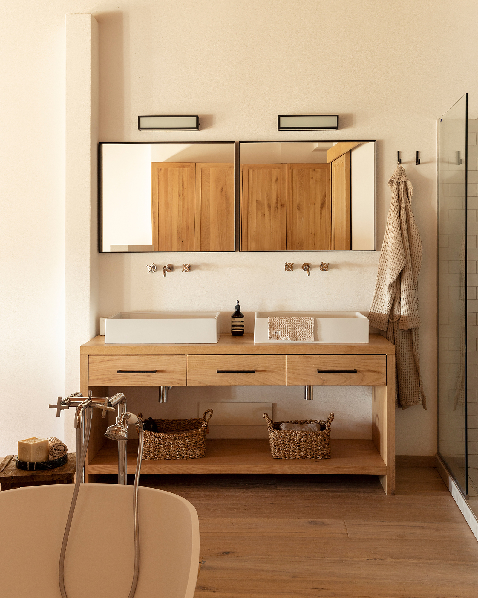 villa-tomeoni_farmhouse_tuscany-italy_interior-bathroom-tub.jpg