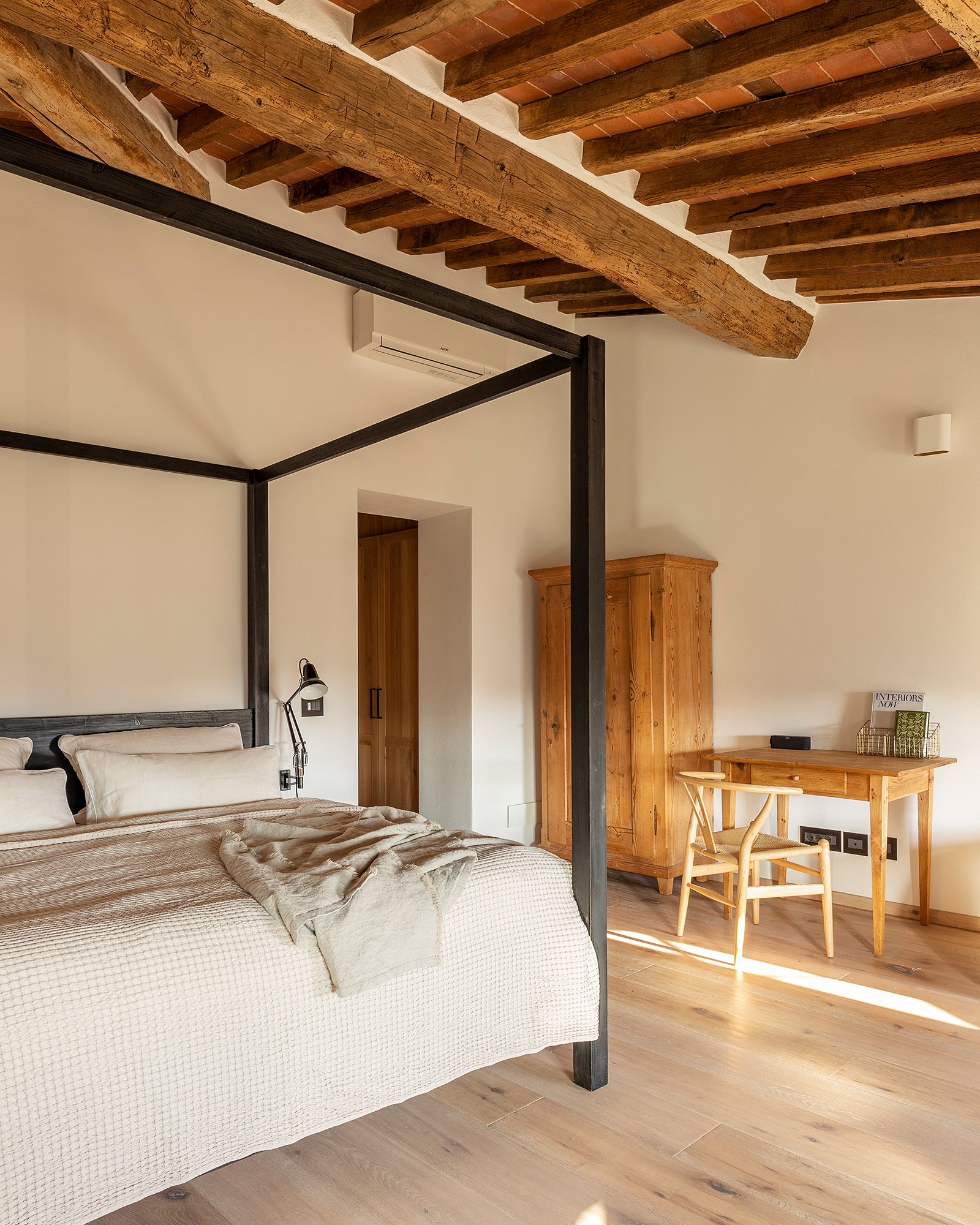villa-tomeoni_farmhouse_tuscany-italy_interior-bedroom-detail.jpg
