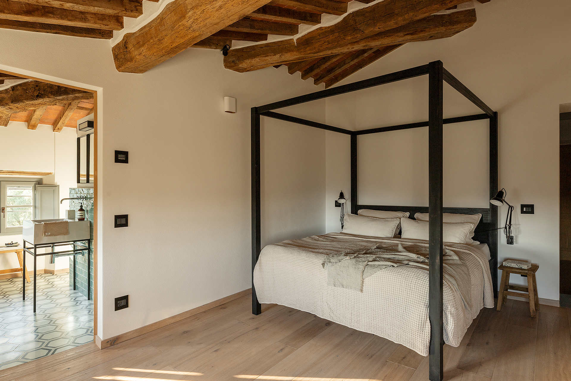 villa-tomeoni_farmhouse_tuscany-italy_interior-bedroom-space.jpg