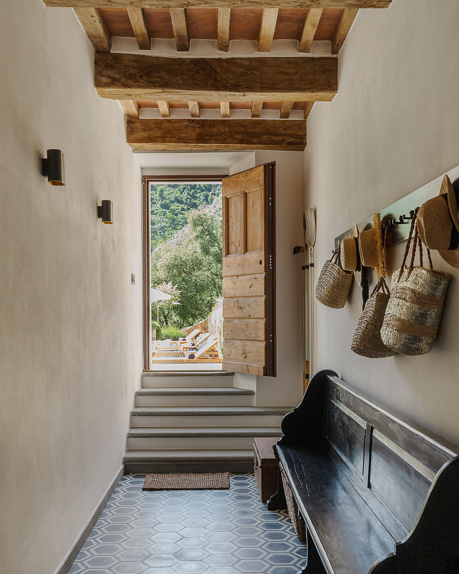 villa-tomeoni_farmhouse_tuscany-italy_interior-entrance.jpg