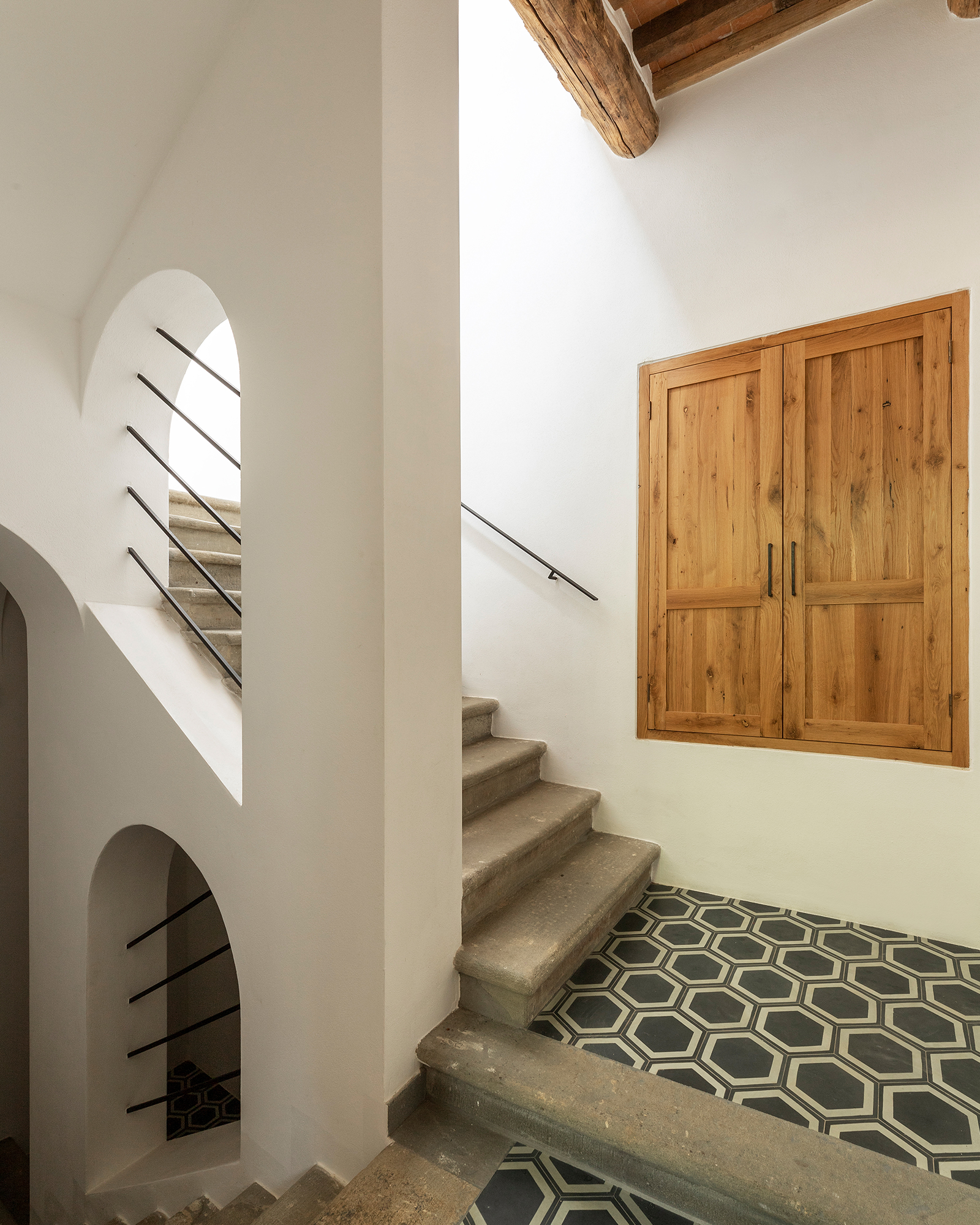 villa-tomeoni_farmhouse_tuscany-italy_interior-stairs.jpg