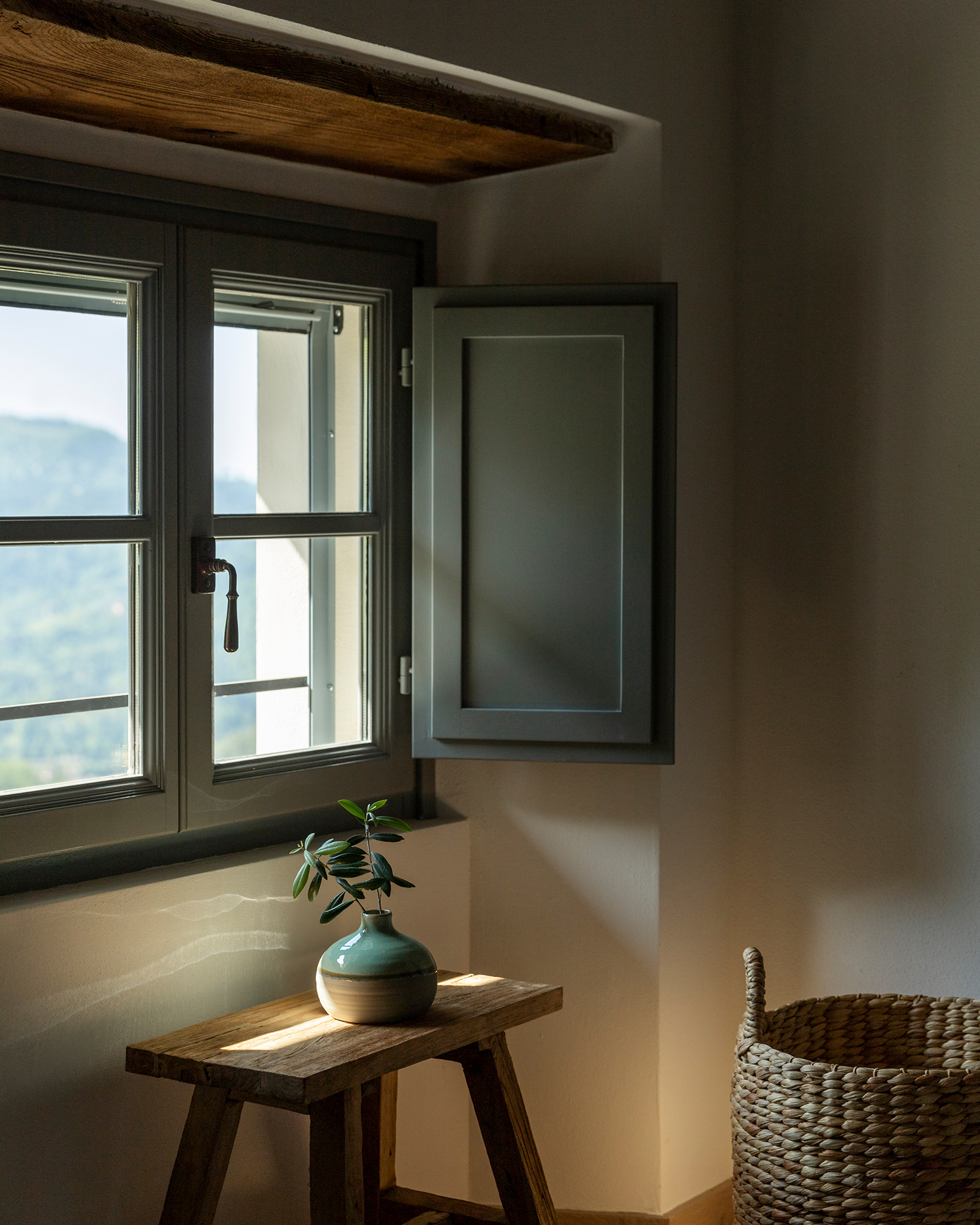 villa-tomeoni_farmhouse_tuscany-italy_interior-window.jpg