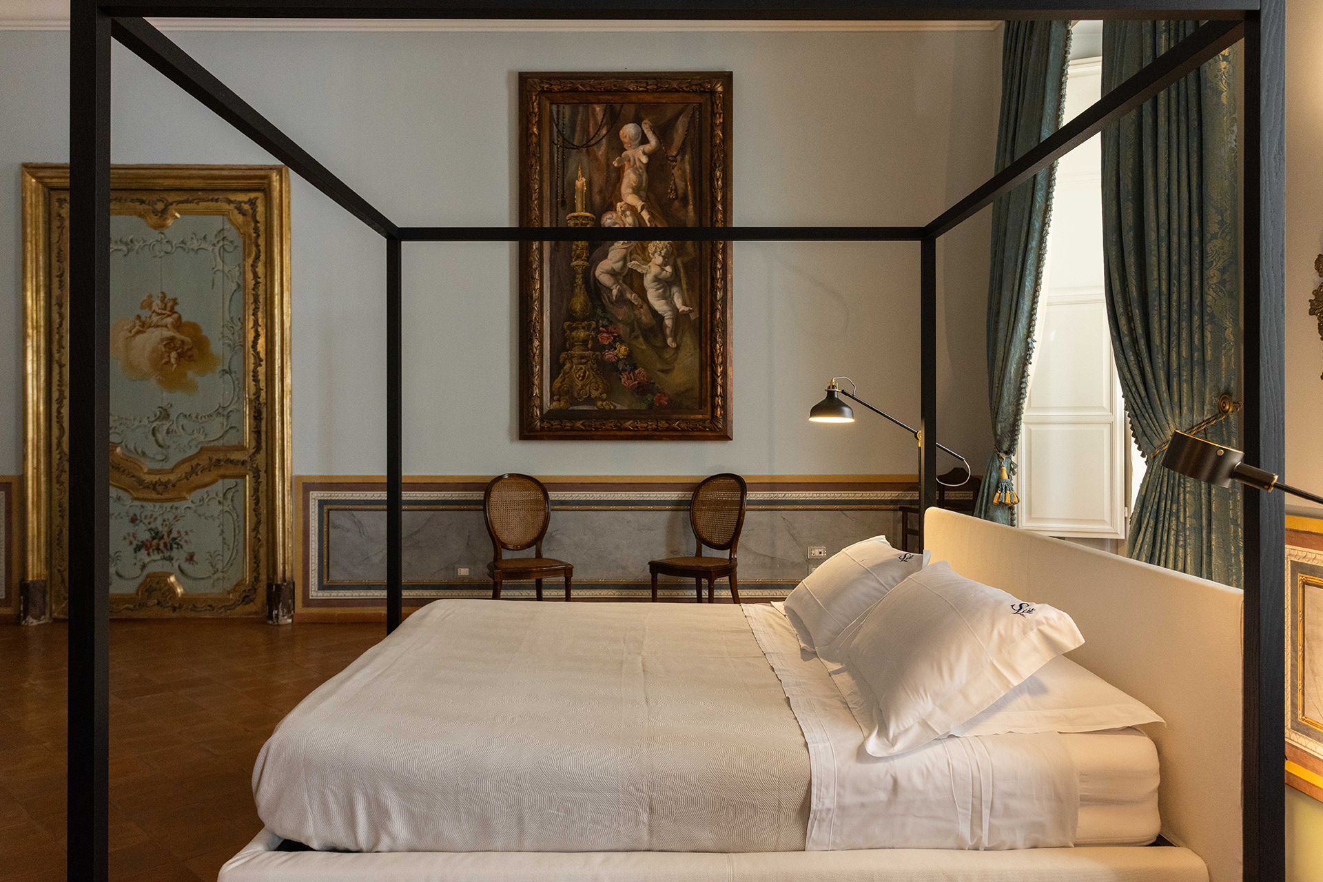 palazzo-sambuca-piano-nobile_apartment_palermo-sicilia-italy_interior-bed-detail-room.jpg