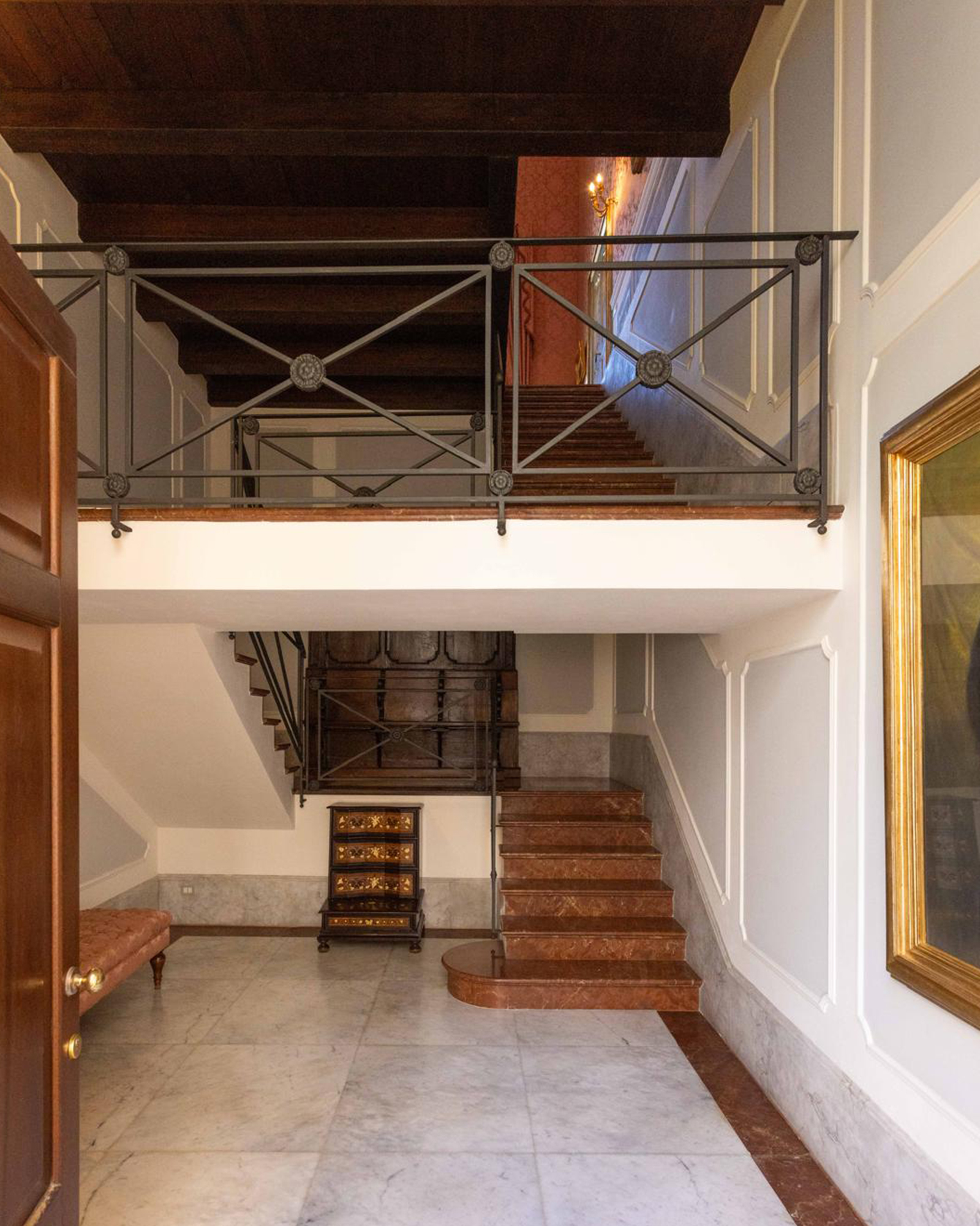 palazzo-sambuca-piano-nobile_apartment_palermo-sicilia-italy_interior-entrance.jpg