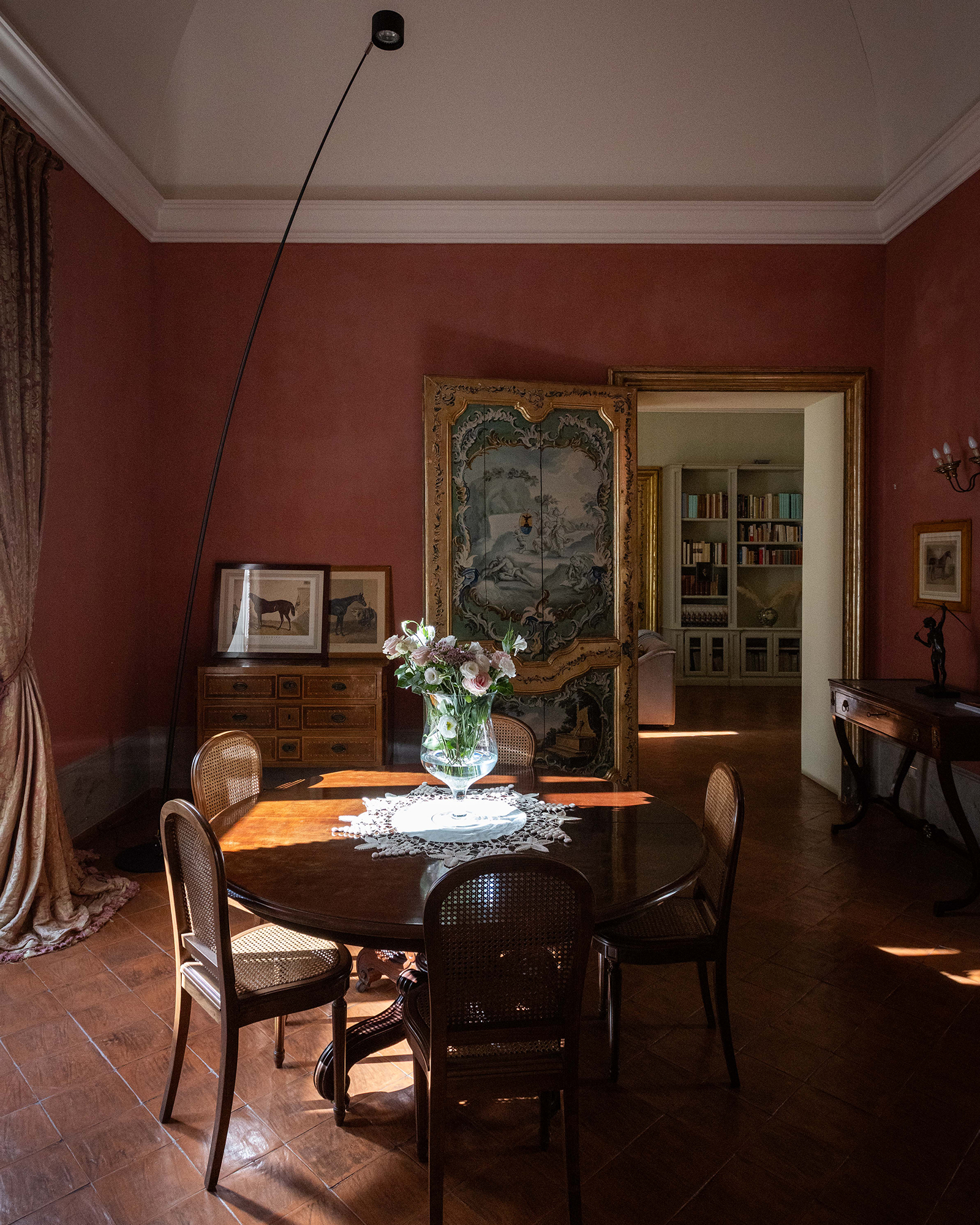 palazzo-sambuca-piano-nobile_apartment_palermo-sicilia-italy_interior-small-table.jpg