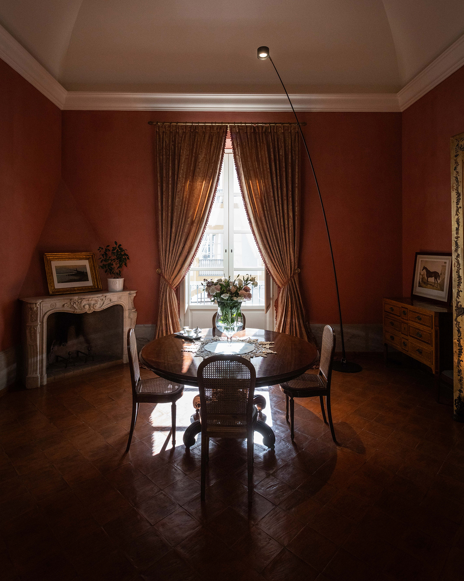 palazzo-sambuca-piano-nobile_apartment_palermo-sicilia-italy_interior-small-table-window.jpg