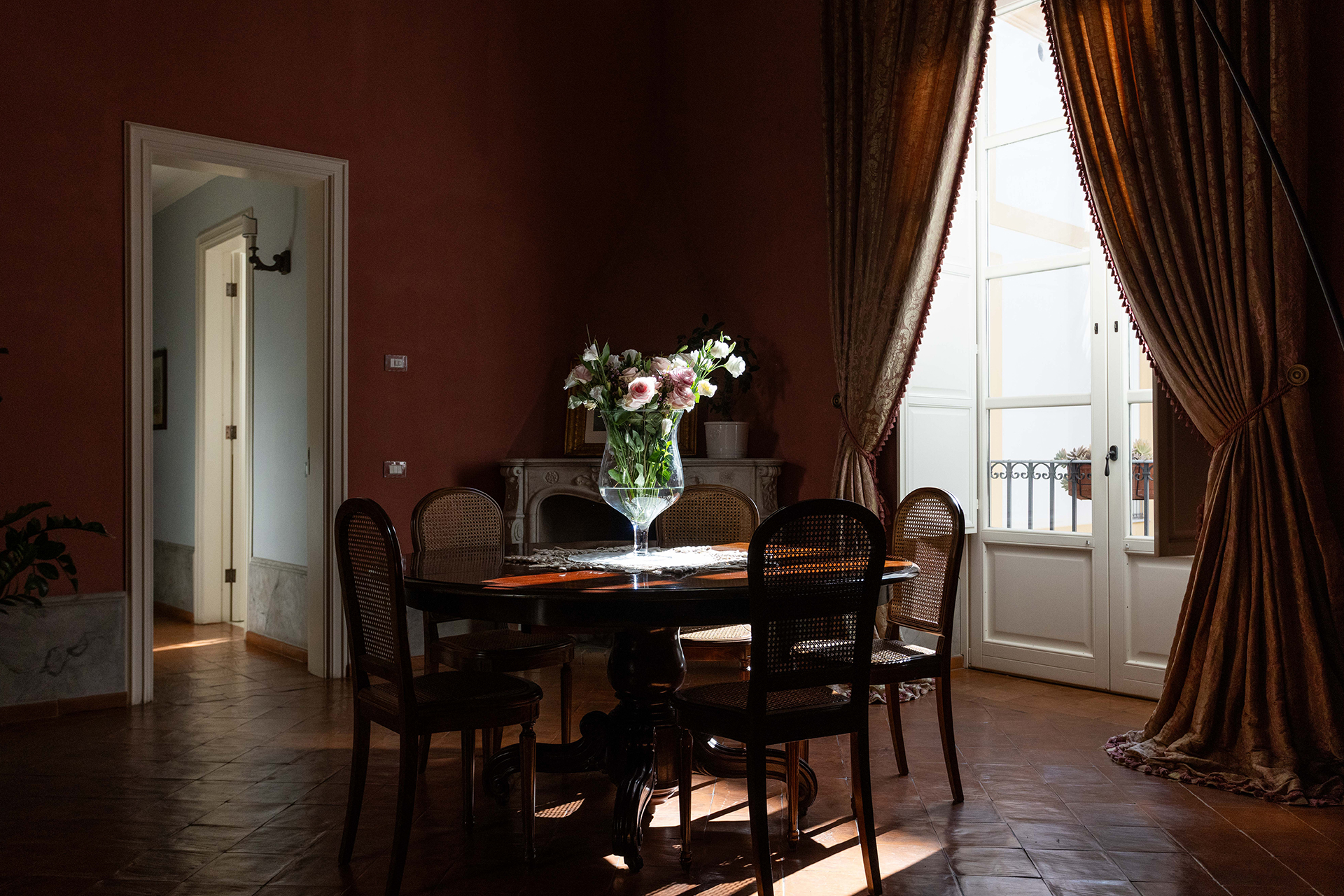 palazzo-sambuca-piano-nobile_apartment_palermo-sicilia-italy_interior-table.jpg