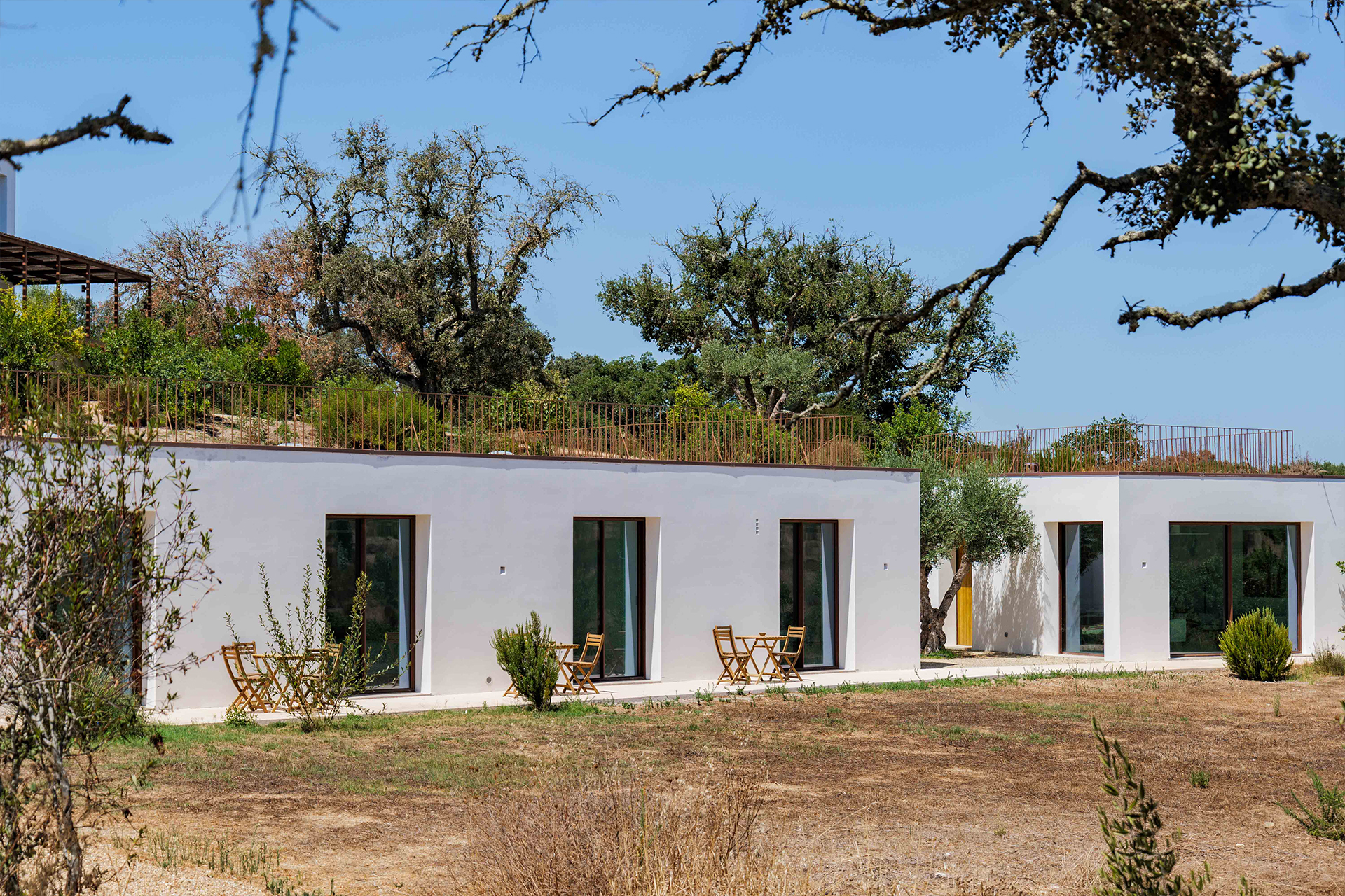 villa-quail_villa_setuabal-portugal_exterior-facade-chairs.jpg