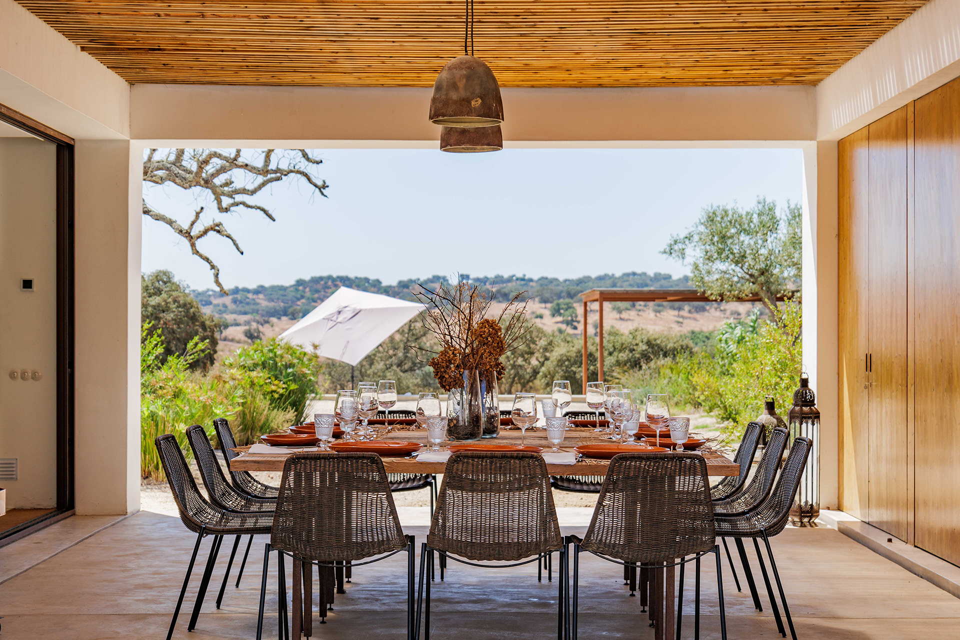 villa-quail_villa_setuabal-portugal_exterior-table.jpg