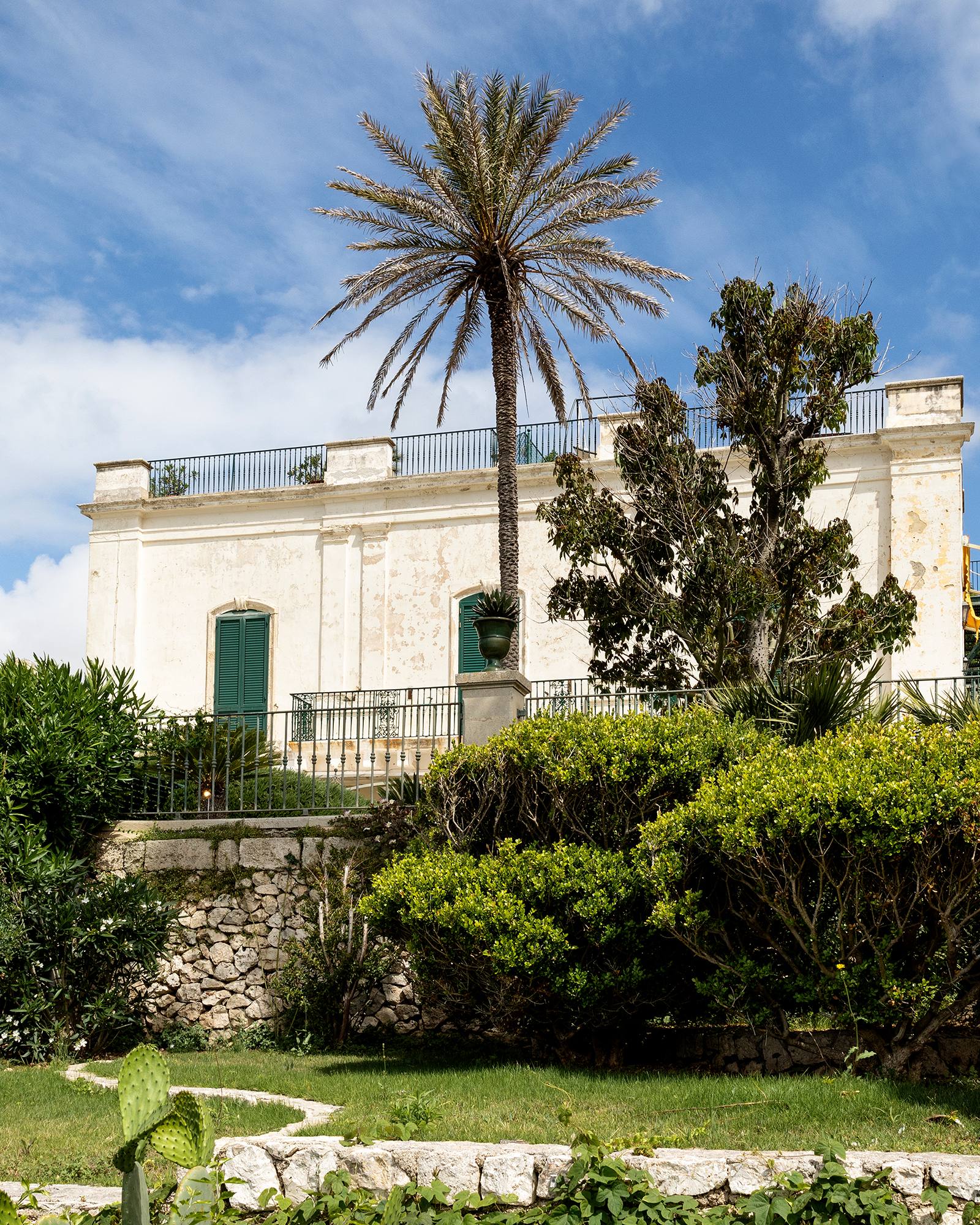 villa-jolanda_villa_puglia-italy_exterior-facade-palm.jpg