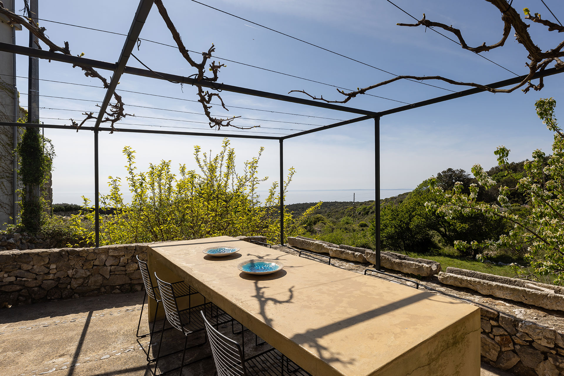 sisters-homes-vidovici-11_house_Vidovići-croatia_exterior-table.jpg