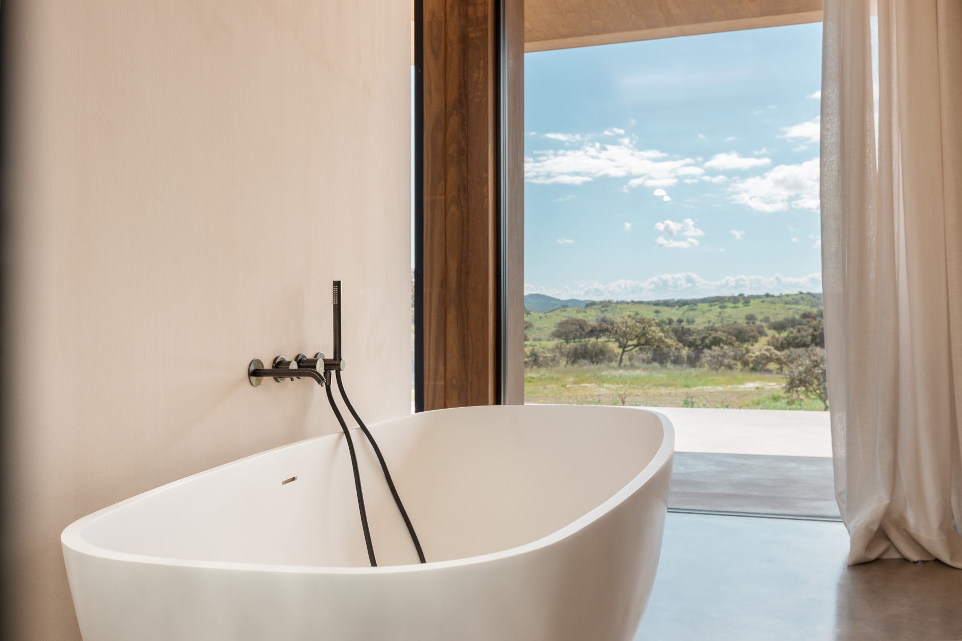 casa-lumi_villa_setubal-portugal_interior-bathtub.jpg