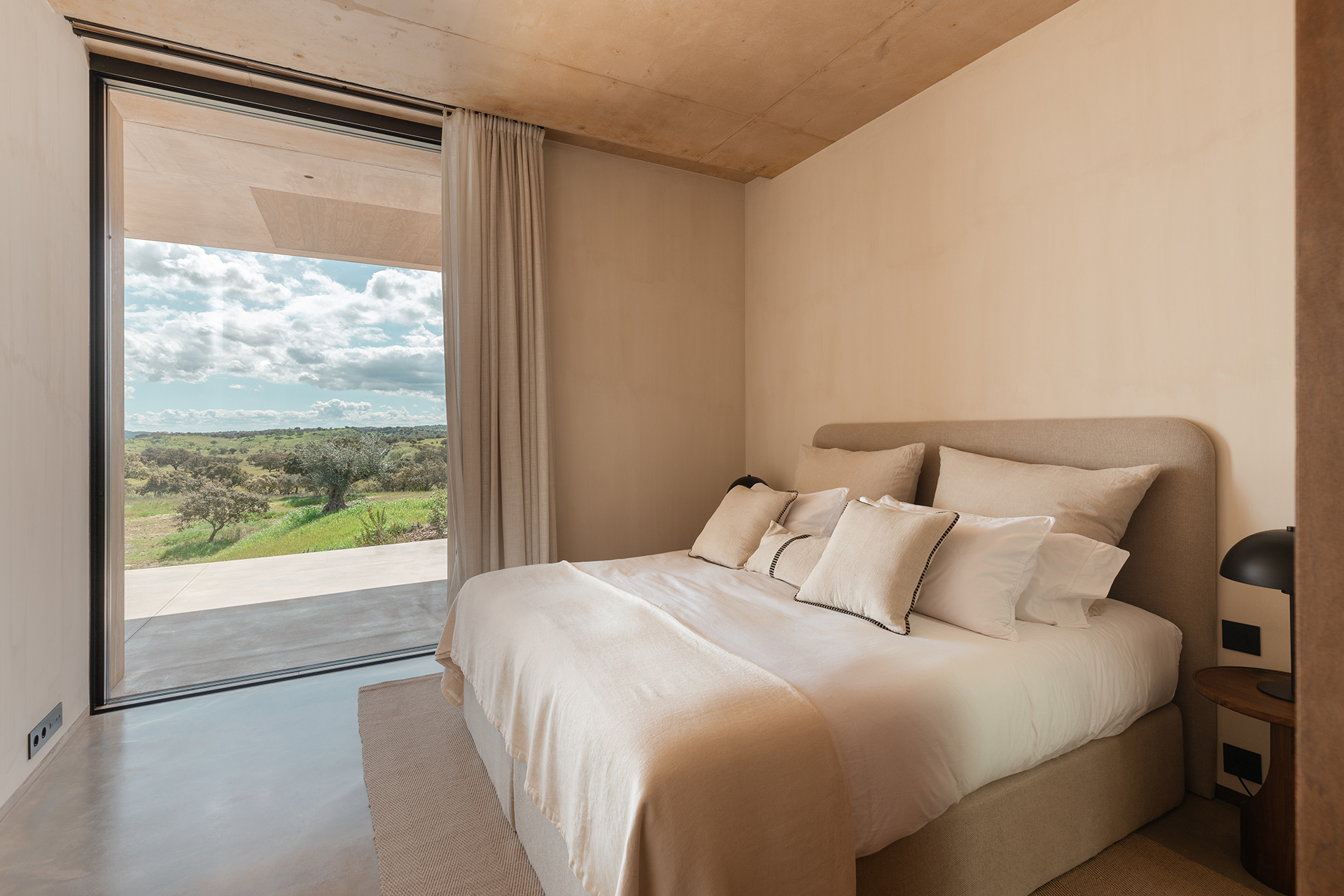 casa-lumi_villa_setubal-portugal_interior-bed-room.jpg