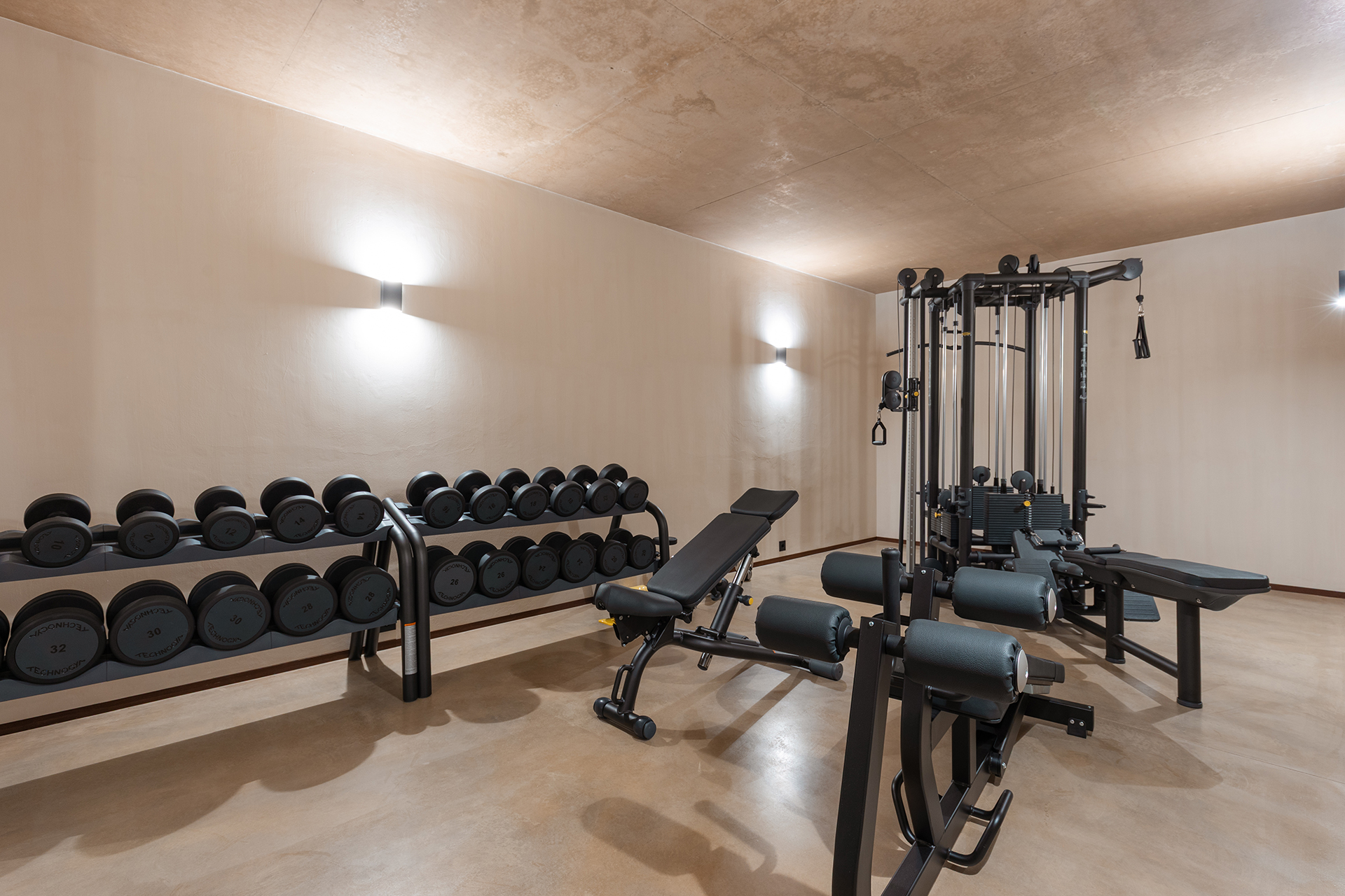casa-lumi_villa_setubal-portugal_interior-gym.jpg