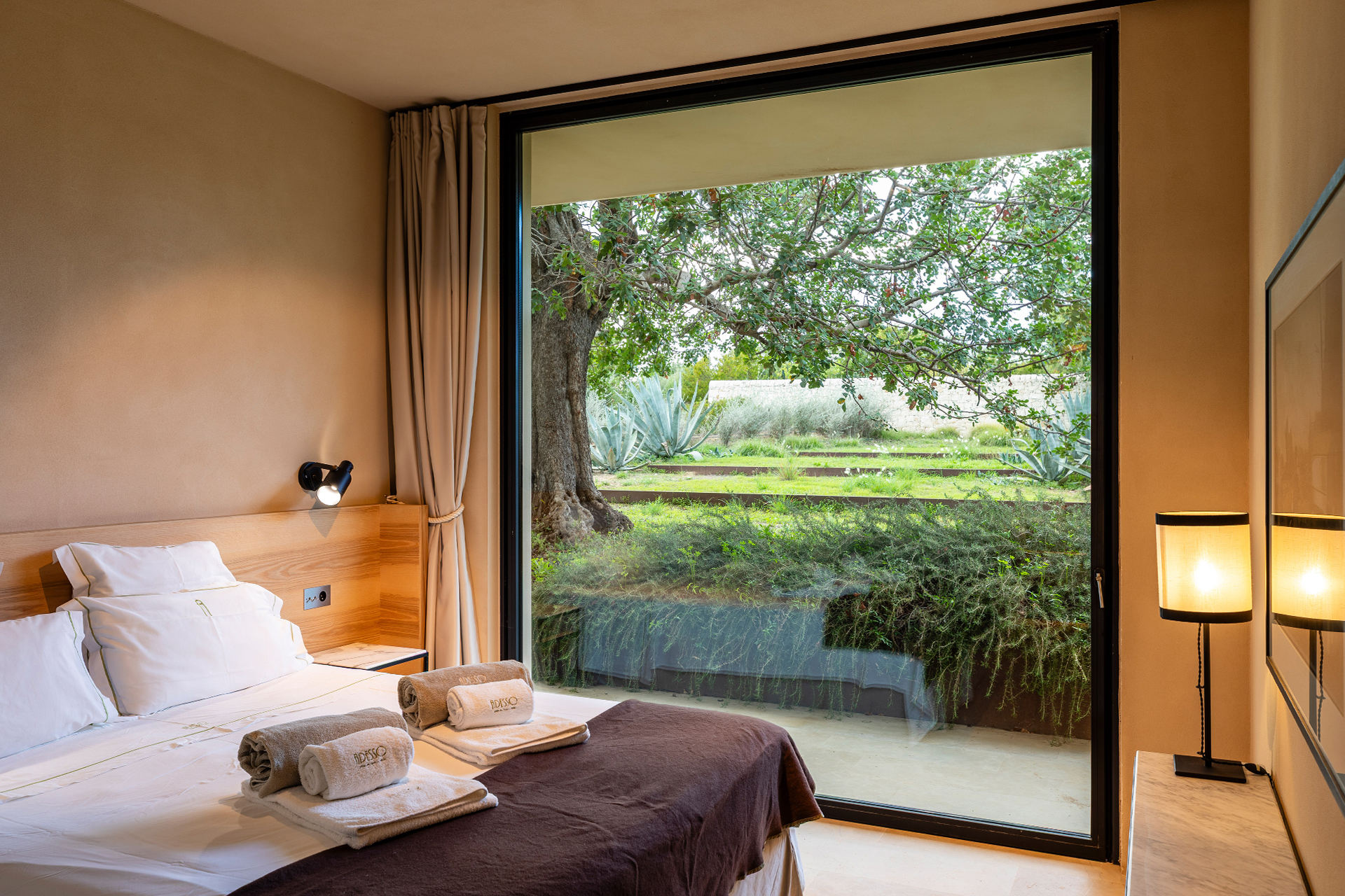 villa-adesso_villa_sicily-italy_interior-bedroom.jpg