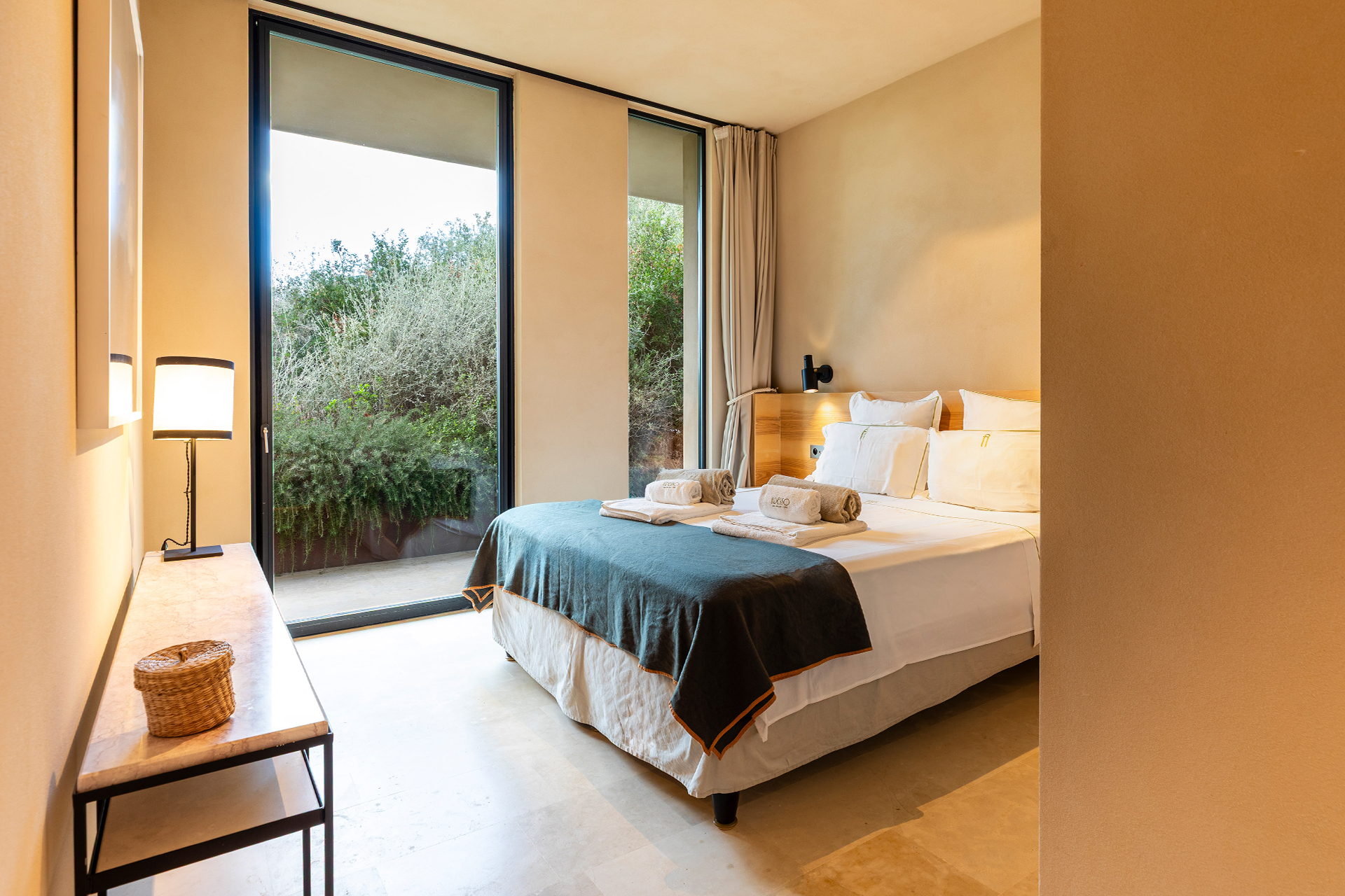 villa-adesso_villa_sicily-italy_interior-bedroom-design.jpg