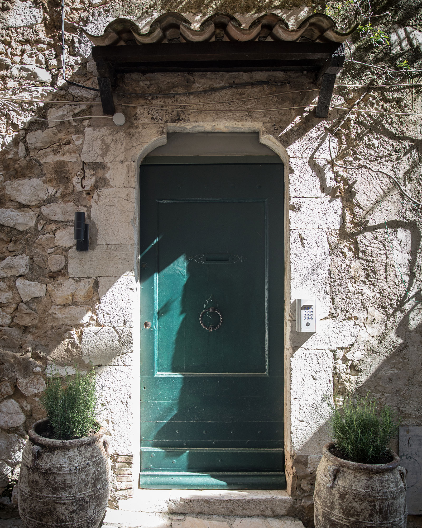 numéro-5_townhouse_Saint-Paul-de-Vence-France_exterior-door.jpg