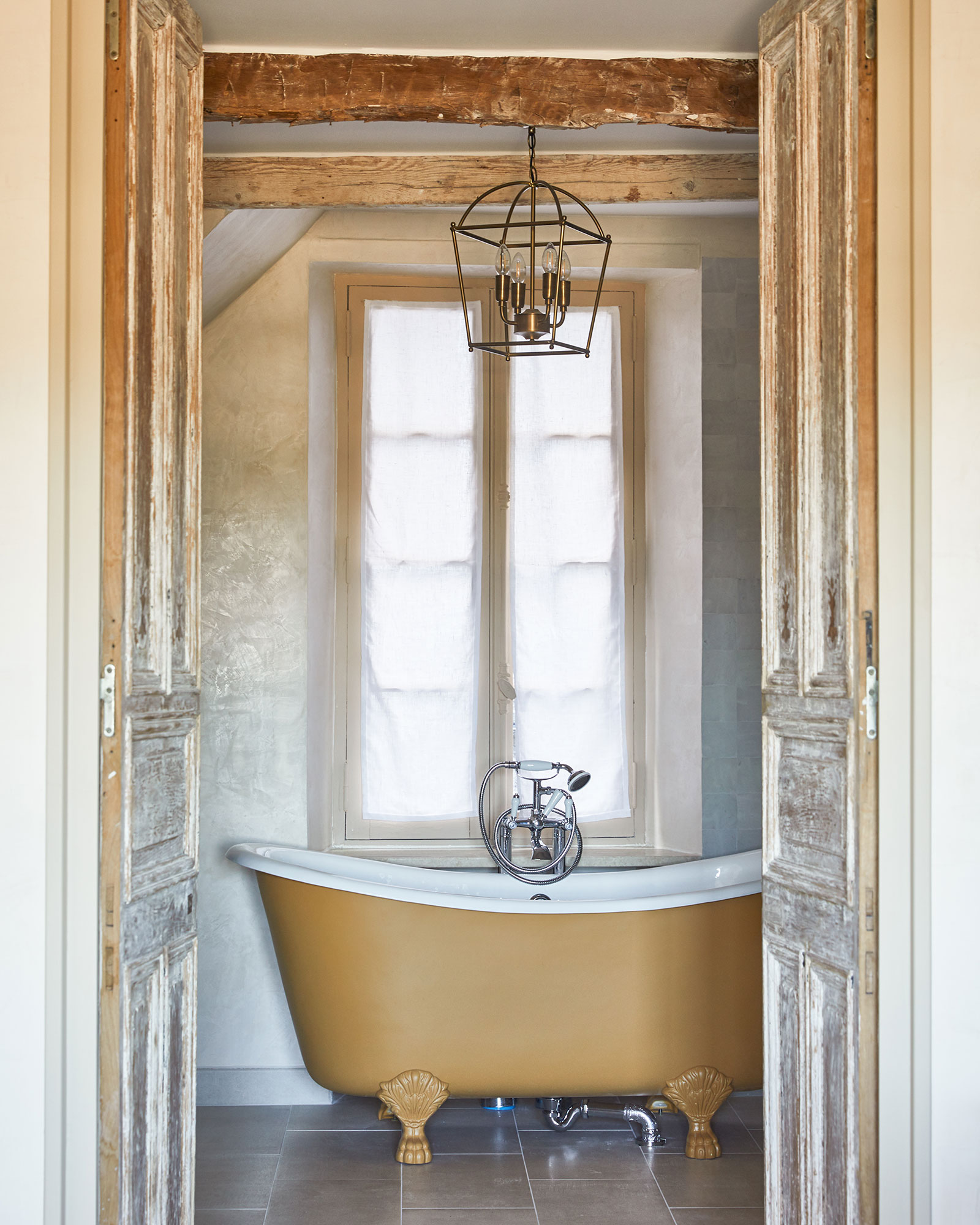 numéro-5_townhouse_Saint-Paul-de-Vence-France_interior-bathroom-tub.jpg
