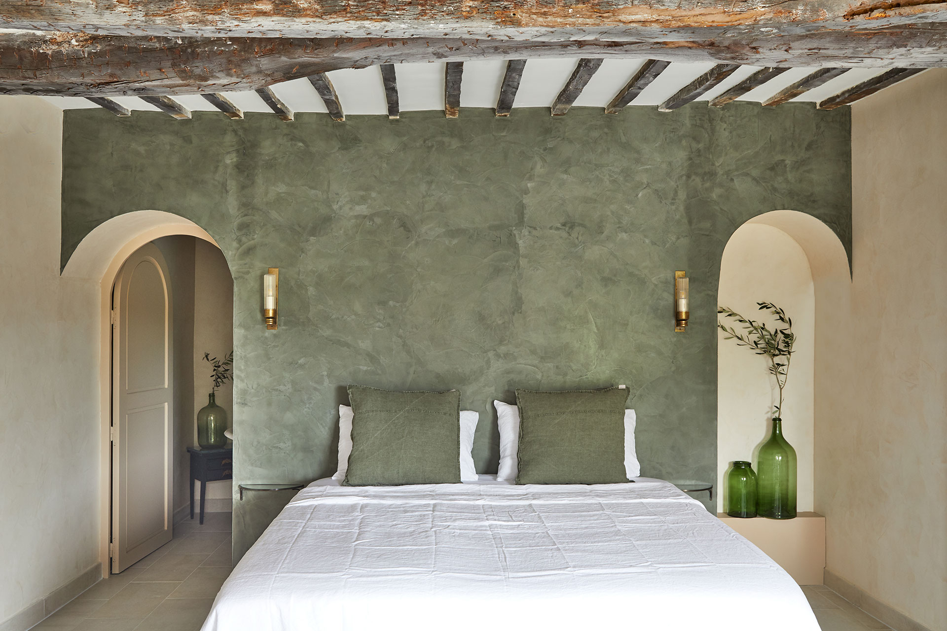 numéro-5_townhouse_Saint-Paul-de-Vence-France_interior-bed-room.jpg