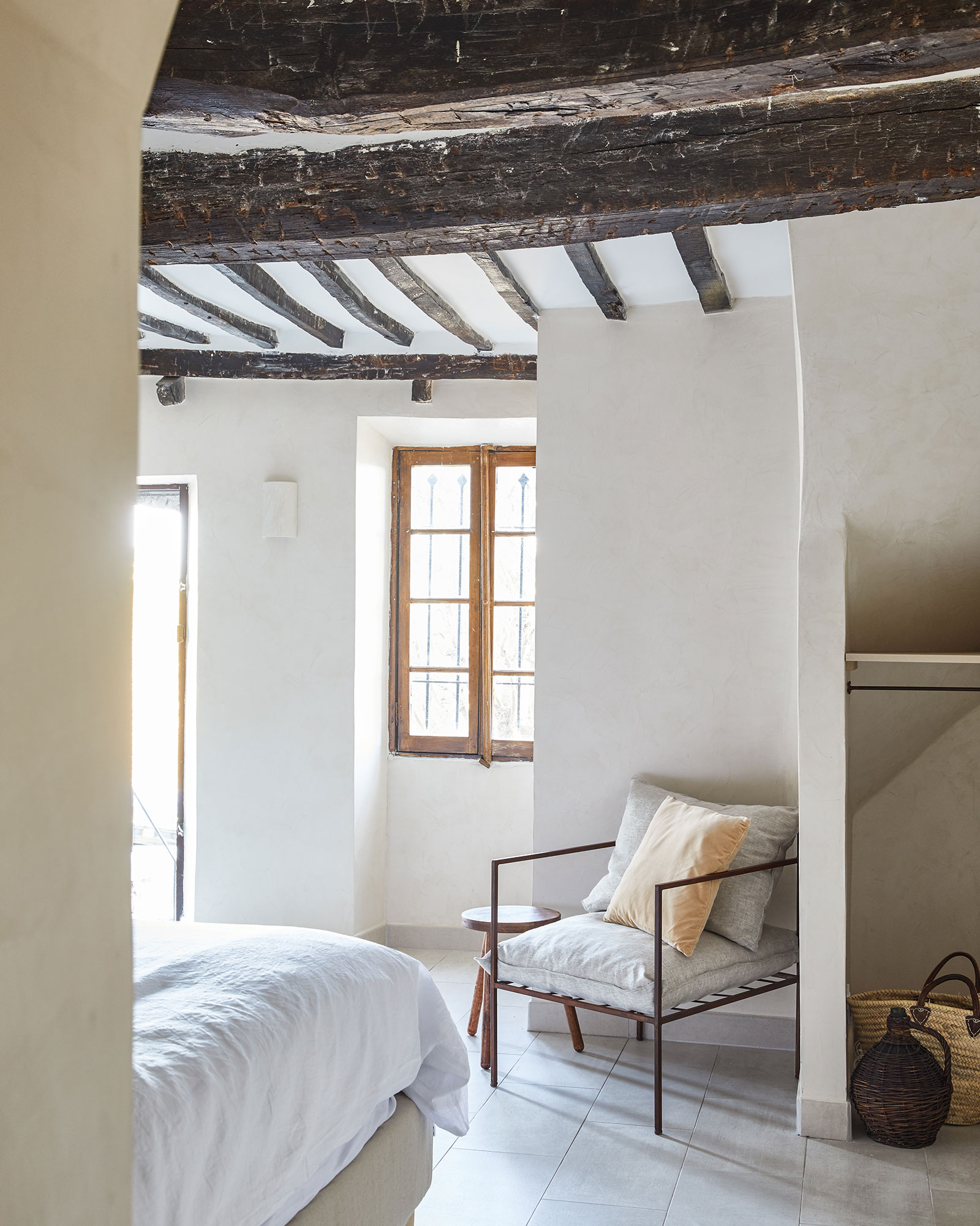 numéro-5_townhouse_Saint-Paul-de-Vence-France_interior-bed-room-design.jpg
