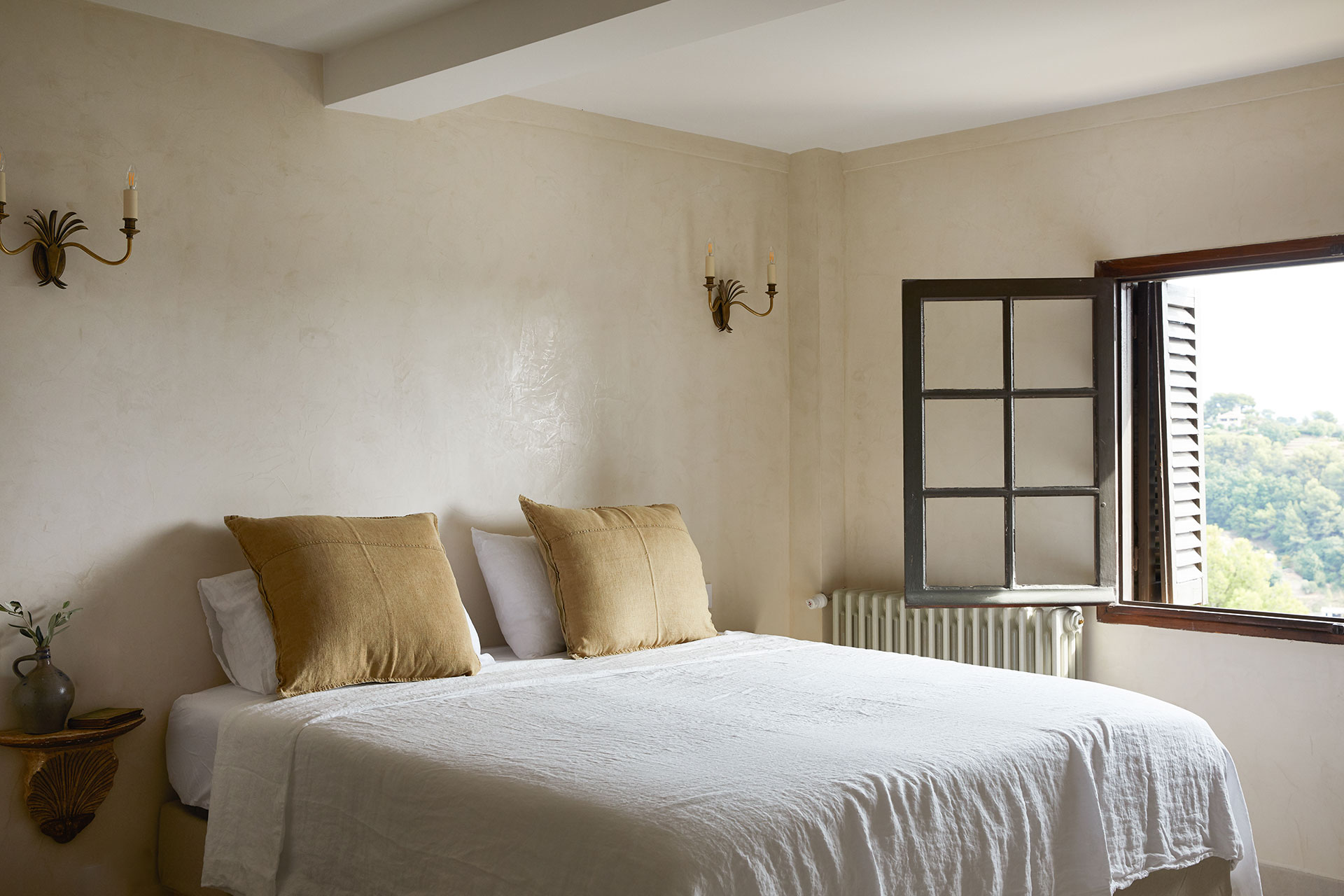 numéro-5_townhouse_Saint-Paul-de-Vence-France_interior-bedroom.jpg