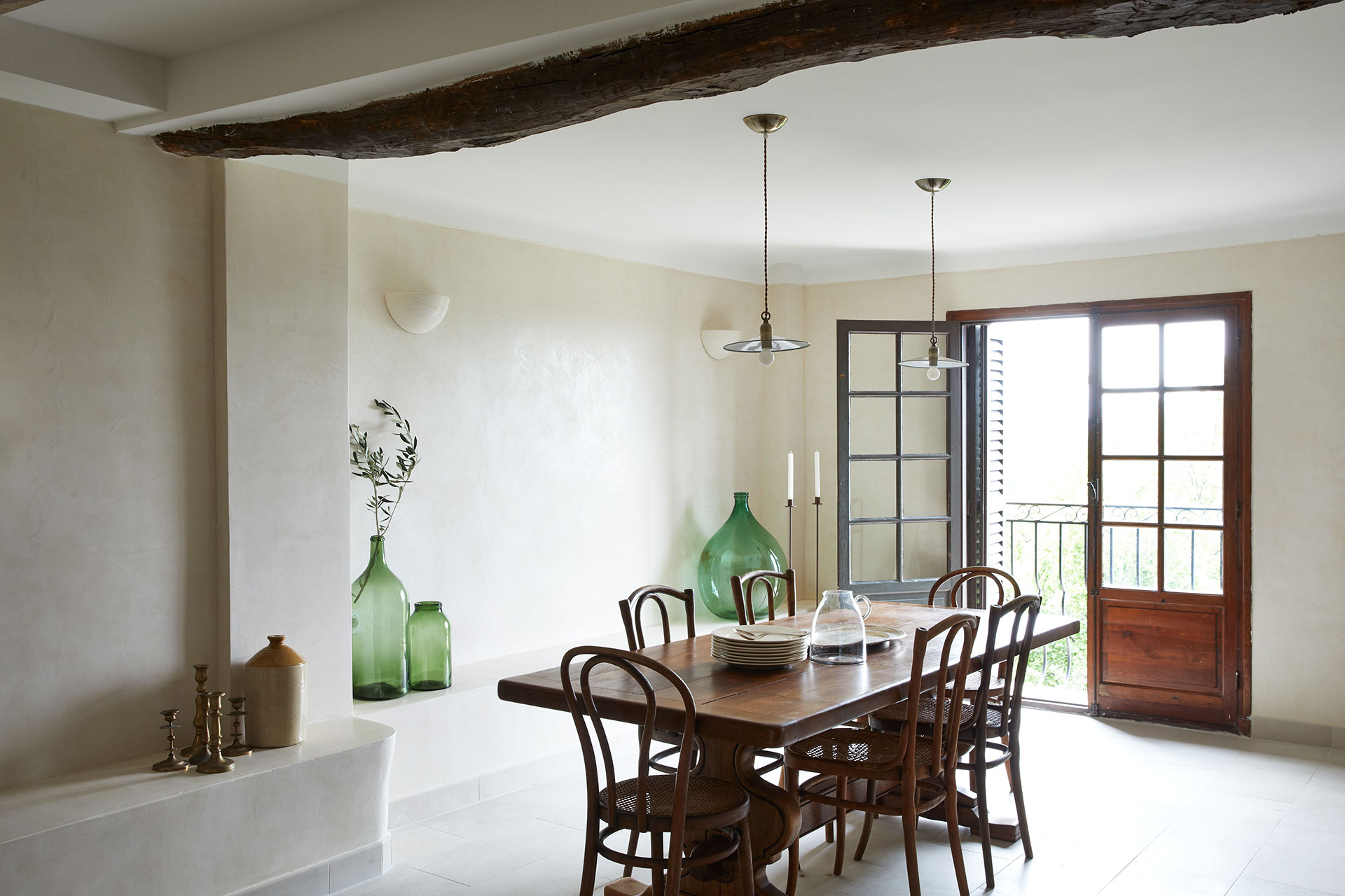 numéro-5_townhouse_Saint-Paul-de-Vence-France_interior-table.jpg