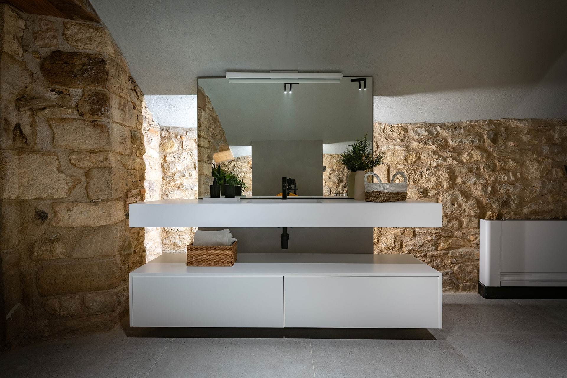 mas-summit_villa_catalonia-spain_interior-bathroom-mirror.jpg