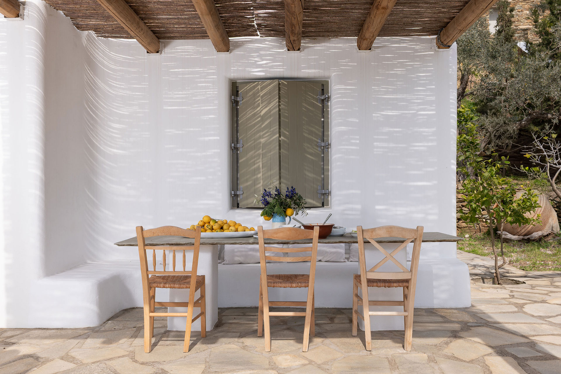 villa-riza_villa_andros-greece_exterior-table-desing.jpg