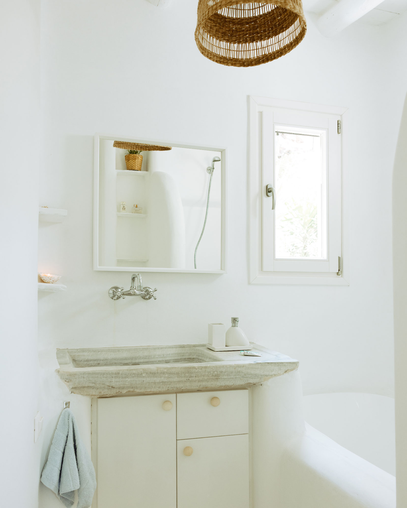 villa-riza_villa_andros-greece_interior-bathroom-mirror.jpg