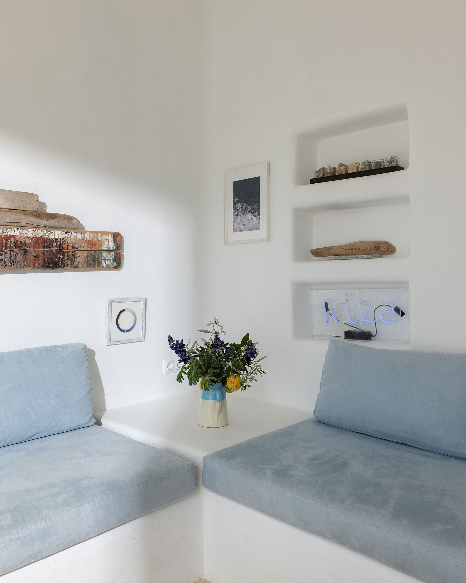villa-riza_villa_andros-greece_interior-living-room-detail.jpg