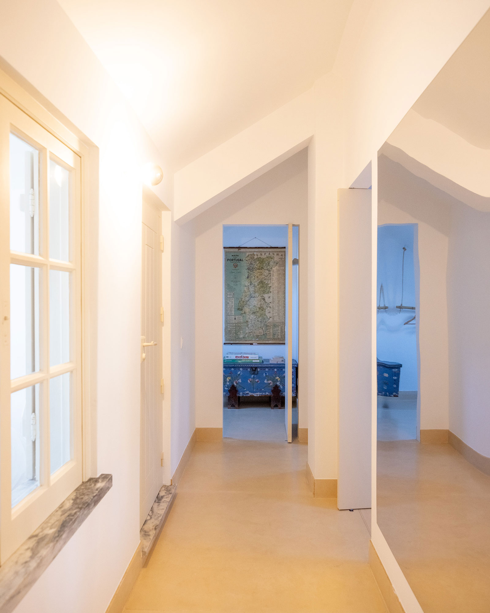 casa-cigogne_townhouse_melides-setubal-portugal_interior-aisle.jpg