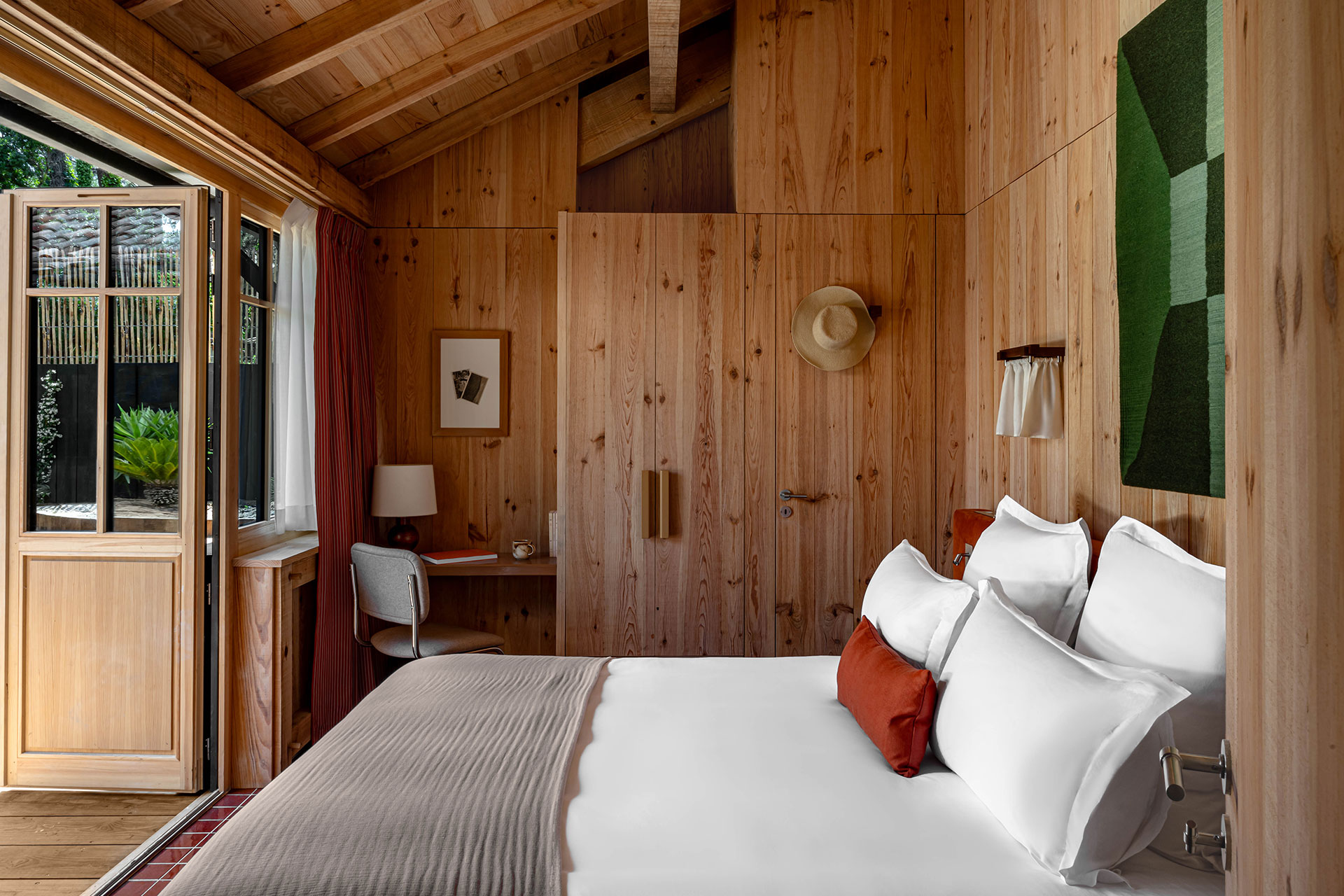 le-coeur-du-ferret_villa_Nouvelle-Aquitaine-france_interior-bed-room-desk.jpg