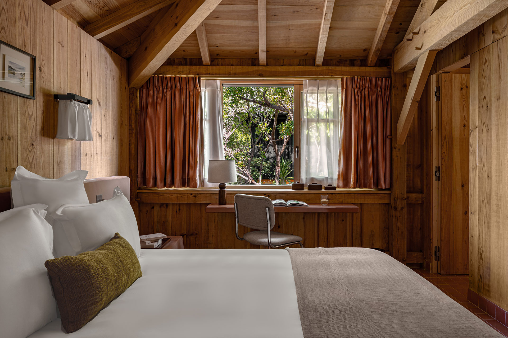 le-coeur-du-ferret_villa_Nouvelle-Aquitaine-france_interior-bedroom-desk.jpg