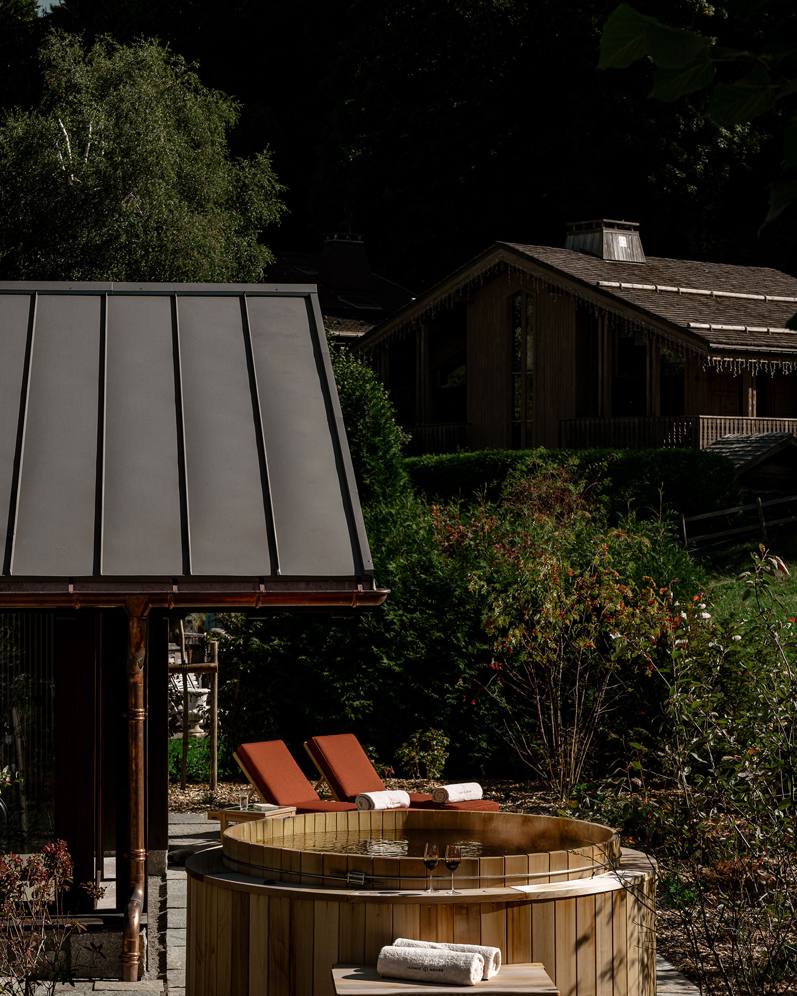 chalet-le-sarto_chalet_Megève-france_exterior-jacuzzi.jpg