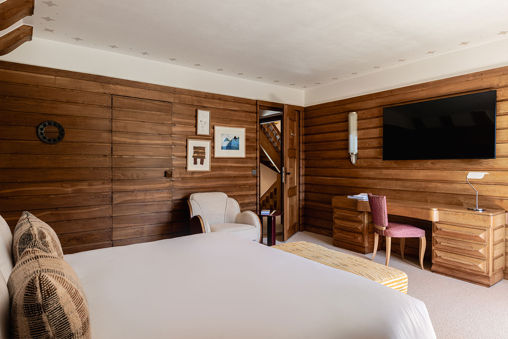 chalet-le-sarto_chalet_Megève-france_interior-bedroom-tv.jpg