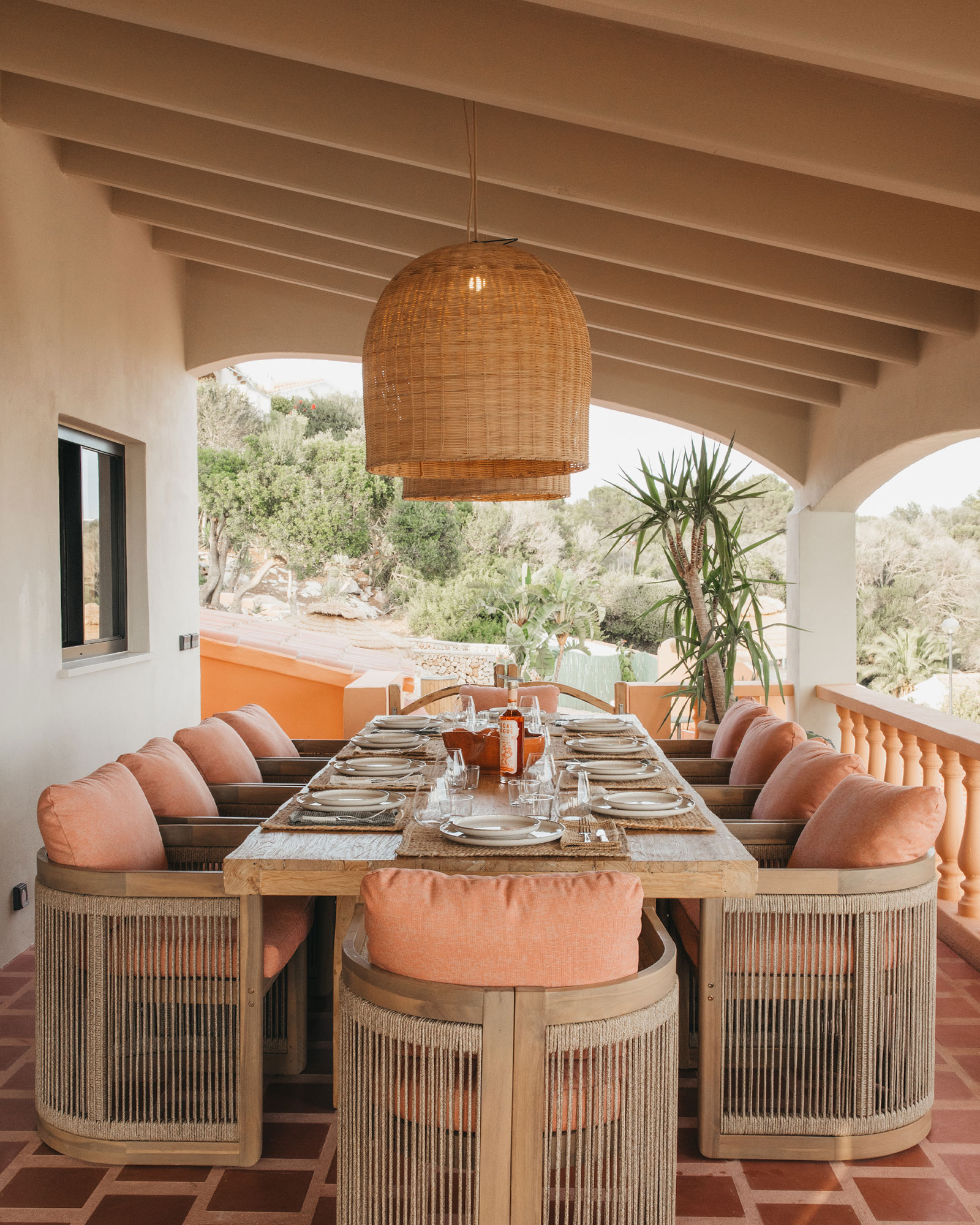 el-puente-al-amor_villa_menorca-spain_exterior-table.jpg