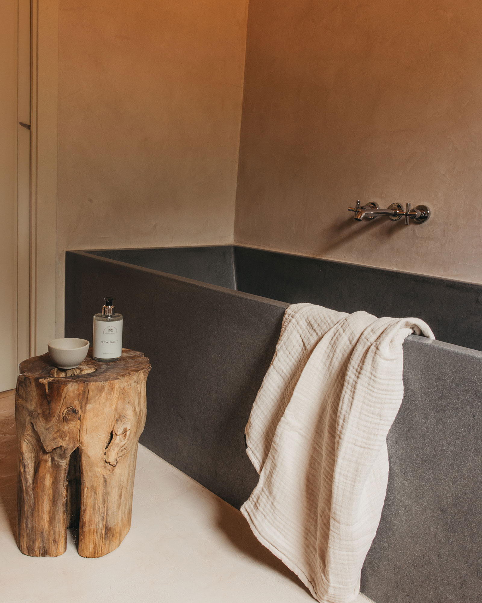 el-puente-al-amor_villa_menorca-spain_interior-bathtub.jpg